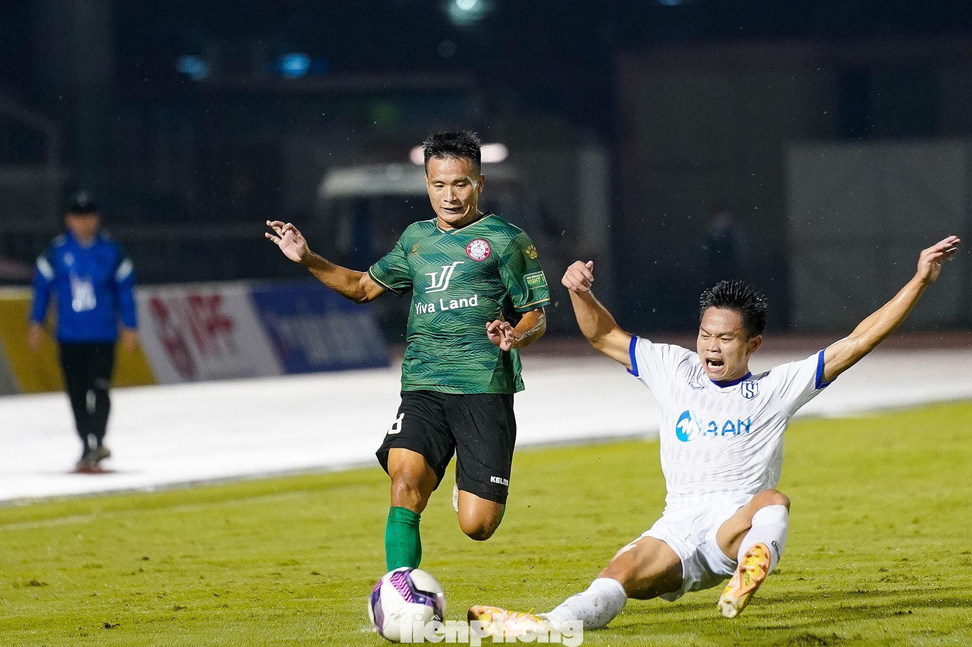 Sự điều chỉnh nhân sự của HLV Huy Hoàng sau giờ nghỉ giải lao khi tung hai tiền đạo ngoại Olaha và Oseni vào sân đã phát huy tác dụng.