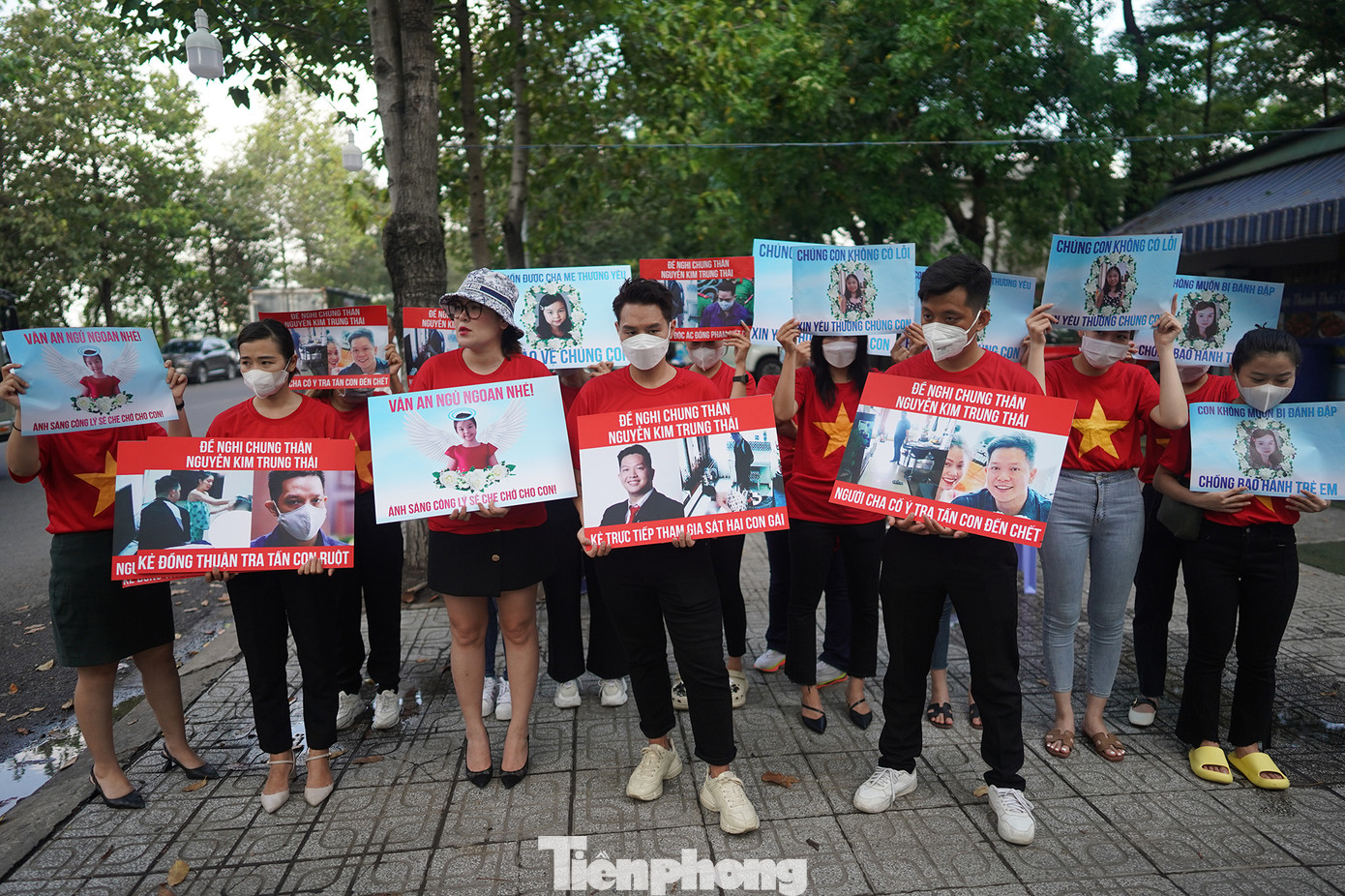 Từ sáng sớm, rất đông người dân chuẩn bị băng rôn phản đối hành của Nguyễn Kim Trung Thái và Võ Nguyễn Quỳnh Trang.
