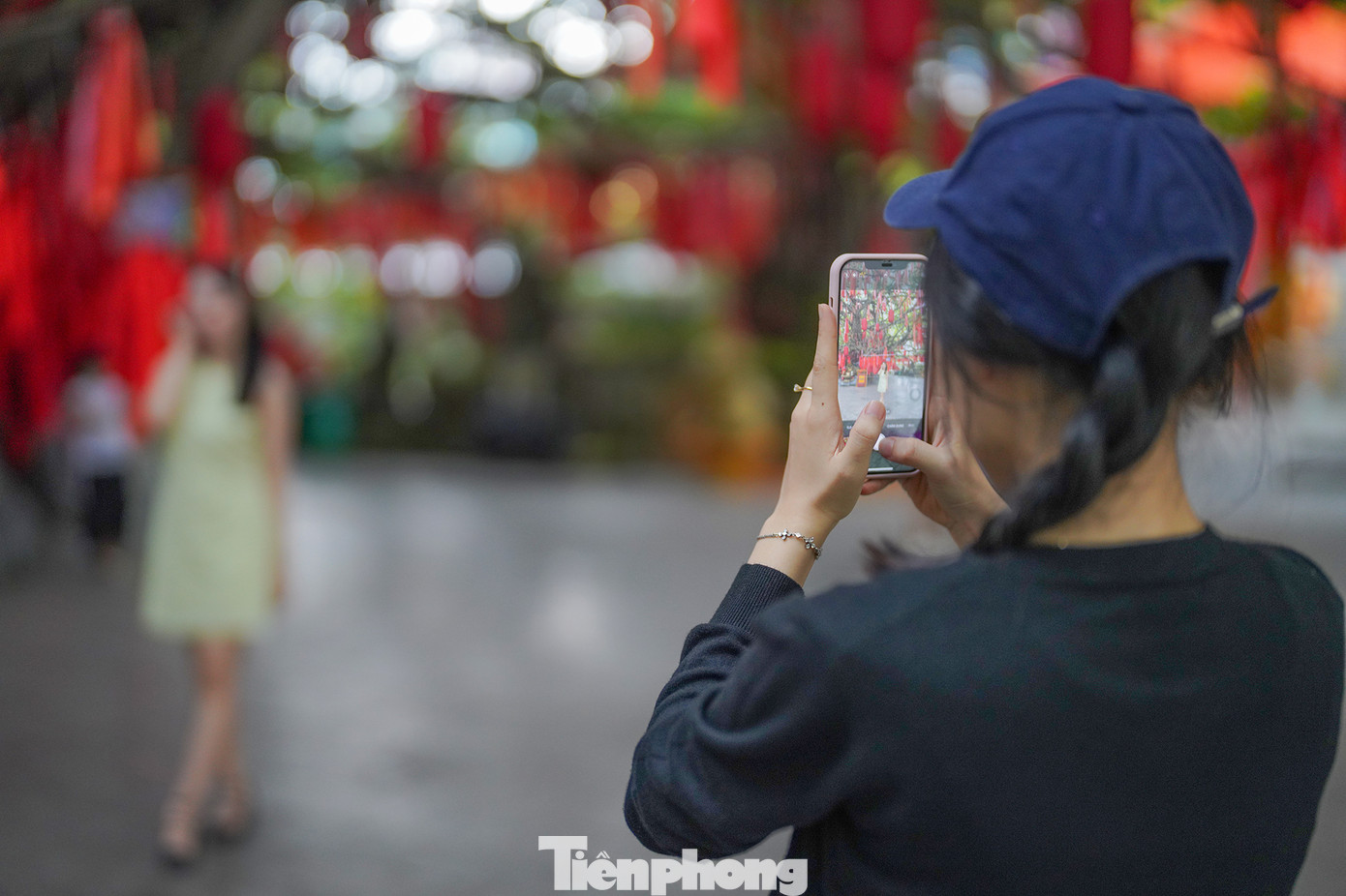 Bạn Phạm Thuỳ Dương (ngụ Quận 12, TPHCM) chia sẻ: "Mình biết cây ước nguyện này lâu rồi nhưng vì công việc bận rộn, nhân kỳ nghỉ lễ này sắp xếp thời gian đến đây chụp ảnh, viết những điều nguyện ước thả lên cây". Bạn Phạm Thuỳ Dương (ngụ Quận 12, TPHCM) chia sẻ: "Mình biết cây ước nguyện này lâu rồi nhưng vì công việc bận rộn, nhân kỳ nghỉ lễ này sắp xếp thời gian đến đây chụp ảnh, viết những điều nguyện ước thả lên cây".
