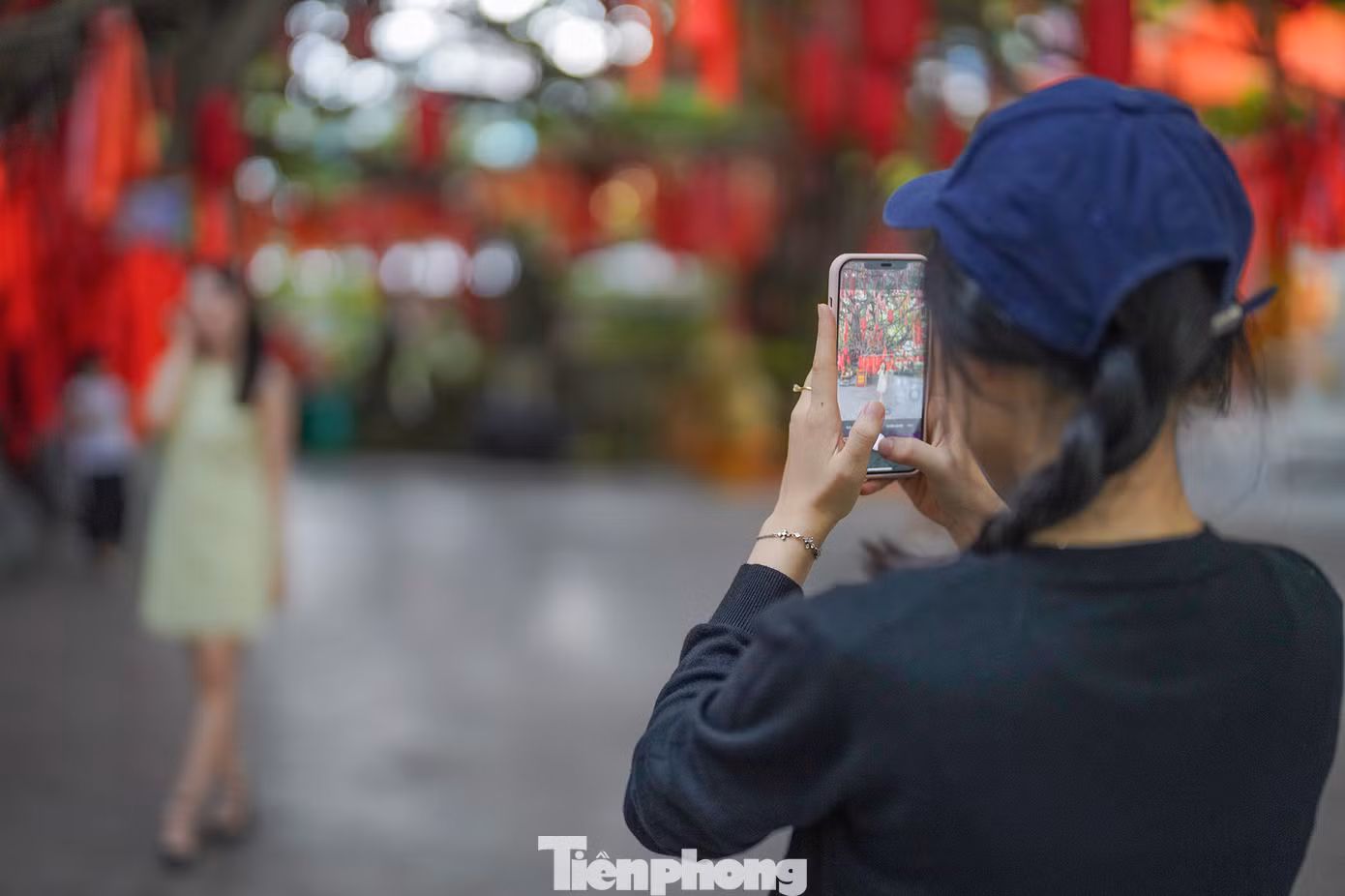 Bạn Phạm Thuỳ Dương (ngụ Quận 12, TPHCM) chia sẻ: "Mình biết cây ước nguyện này lâu rồi nhưng vì công việc bận rộn, nhân kỳ nghỉ lễ này sắp xếp thời gian đến đây chụp ảnh, viết những điều nguyện ước thả lên cây".