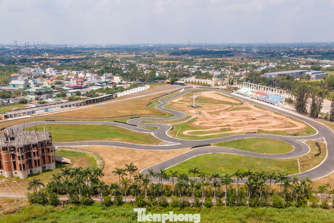 Trường đua Happy Land có diện tích 139.000 m2, có thể đón tiếp khoảng 25.000 khán giả đến theo dõi các hoạt động như đua môtô (1,4 km đường nhựa), xe cào cào và xe ATV (1,1 km đường offroad), ôtô rally (7,5 km đường đua), sân tập xe đạp và môtô cho trẻ em...