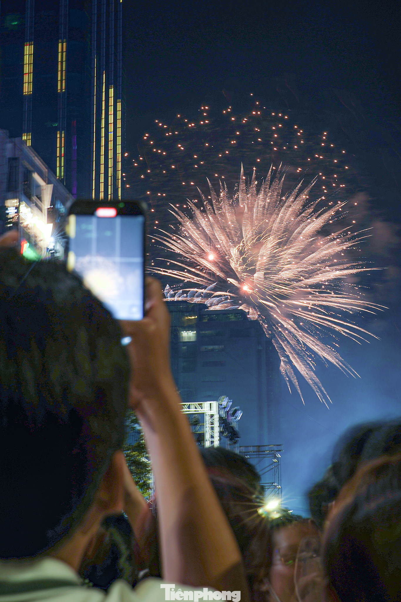 "Lần đầu xem pháo hoa từ góc nhìn bên trong phố đi bộ Nguyễn Huệ, tôi thấy nó lạ lắm, đã mắt lắm. Năm mới, xin chúc mọi điều tốt lành đến với tất cả mọi người, kinh tế nhanh chóng phục hồi...", anh Lê Tấn Tài (ngụ quận 3) vừa dùng điện thoại ghi lại pháo hoa vừa gửi lời chúc đến mọi người.