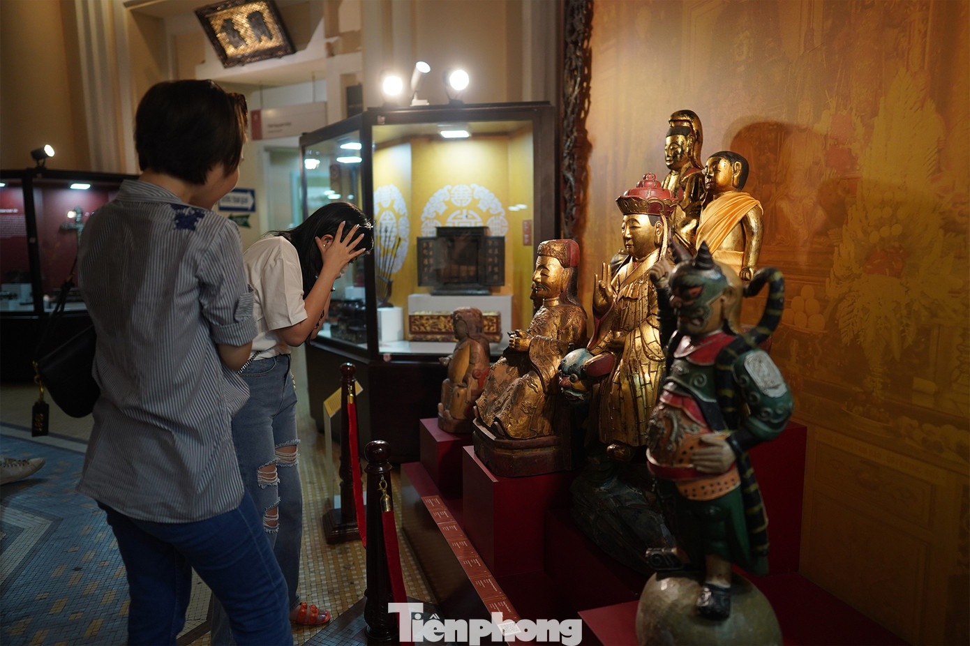 Điêu khắc gỗ là một trong những nghề thủ công truyền thống lâu đời của người Việt. Đặc biệt, vào thời Nguyễn, do nhu cầu trong việc xây dựng kiến trúc cung điện, các cơ sở tôn giáo, tín ngưỡng và bài trí trong cung đình, đồ gia dụng gia tăng... nên đã tạo điều kiện cho nghề điêu khắc gỗ phát triển mạnh.