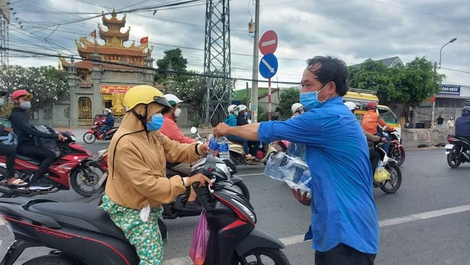 "Quà này dành cho người cần", tình nguyện viên chia sẻ.