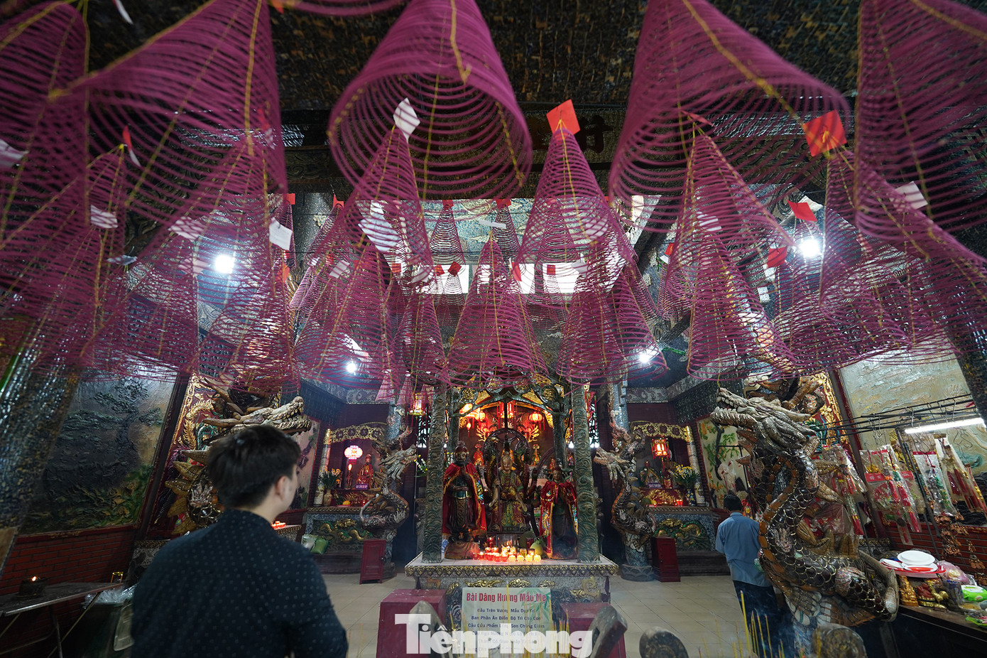 Khu chính điện thờ Ngũ Hành Thánh Mẫu, bên trong đặt năm pho tượng gỗ ngũ hành. Trước điện kê bàn hương án, thờ Bà Chúa Xứ Châu Đốc và Cửu Huyền. Xung quanh điện thờ là bao lam bằng gỗ chạm long với chủ đề: tứ linh, mai lan cúc trúc; phía trên có hàng chữ: "Hành Thánh Mẫu bảo điện ". Bên phải chính điện thờ Quan Công, bên trái thờ Bao Công. Đối diện điện thờ Ngũ Hành Thánh Mẫu là điện thờ bà Kim Mẫu, Địa Mẫu, Long Thần, Hộ pháp. Trên tường trang trí những bức phù điêu màu sắc rực rỡ hình tùng hạc, Phật Di Lặc.