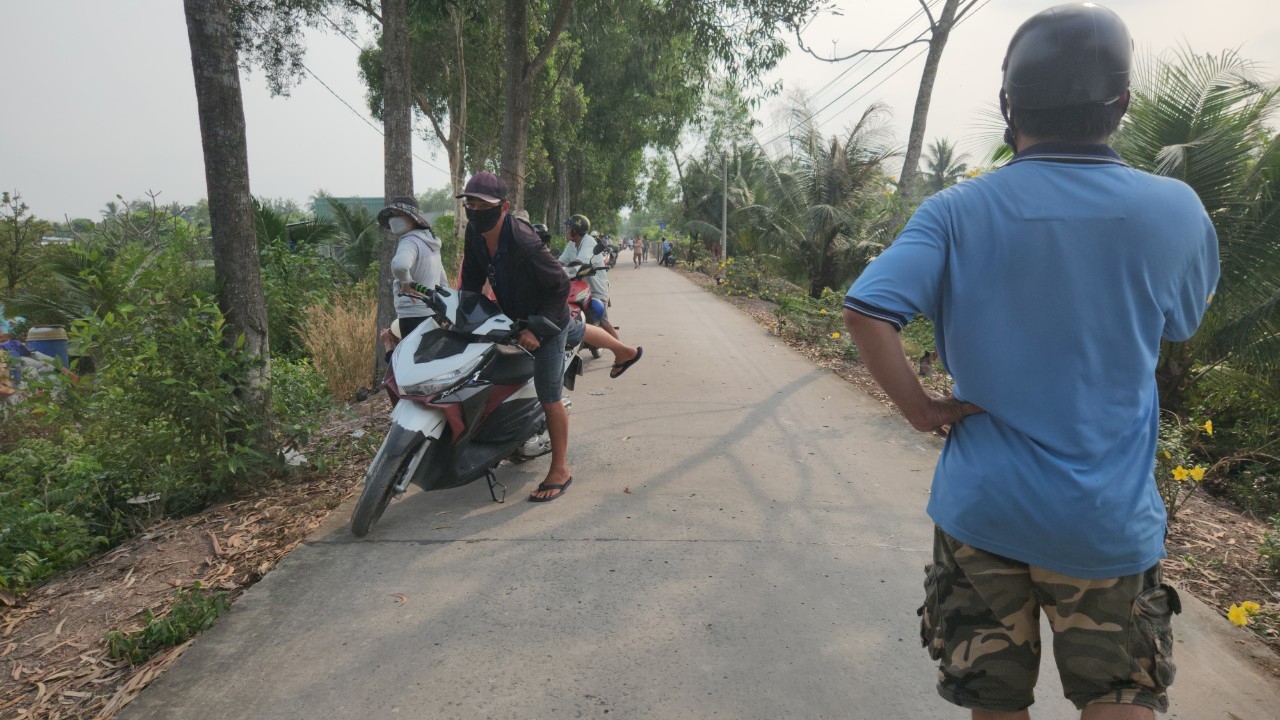 Người dân theo dõi sát sao công tác truy bắt nghi phạm và tự trang bị gậy gộc để phòng thân. Khu vực hung thủ tình nghi đang lẩn trốn là một cánh đồng rộng hàng trăm hecta, cây cối um tùm, rậm rạp và đặc biệt là dân cư thưa thớt, tương tự như địa bàn Tuấn &quot;Khỉ&quot; từng lẩn trốn sau khi gây án mạng nhiều năm trước.
