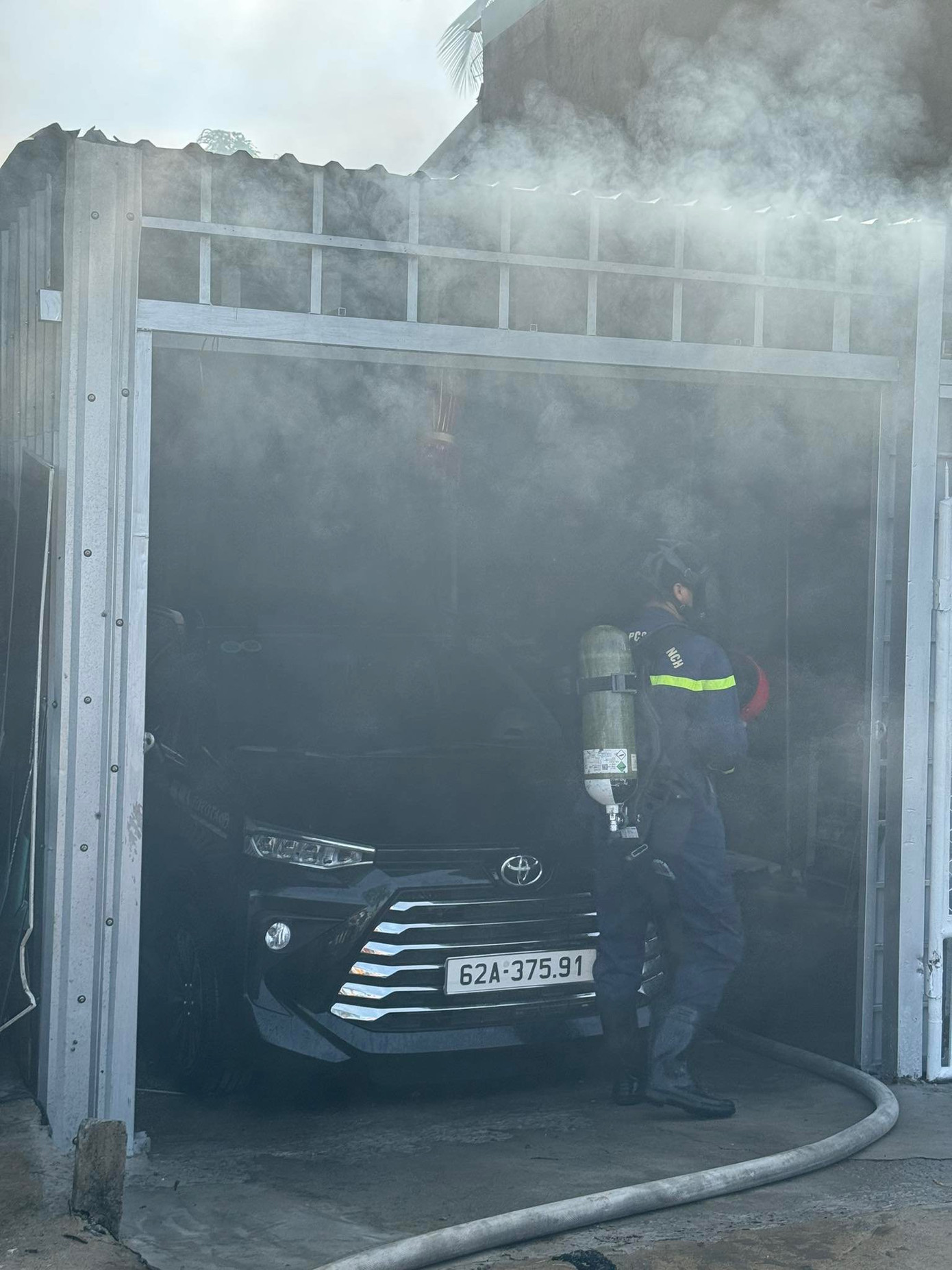 Căn nhà bị chập điện bốc cháy.