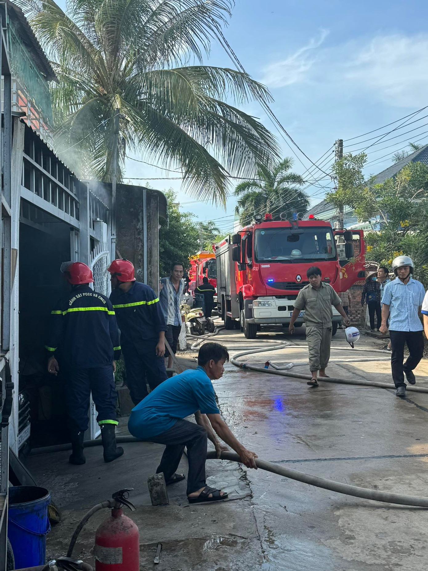 Căn nhà bị chập điện bốc cháy.