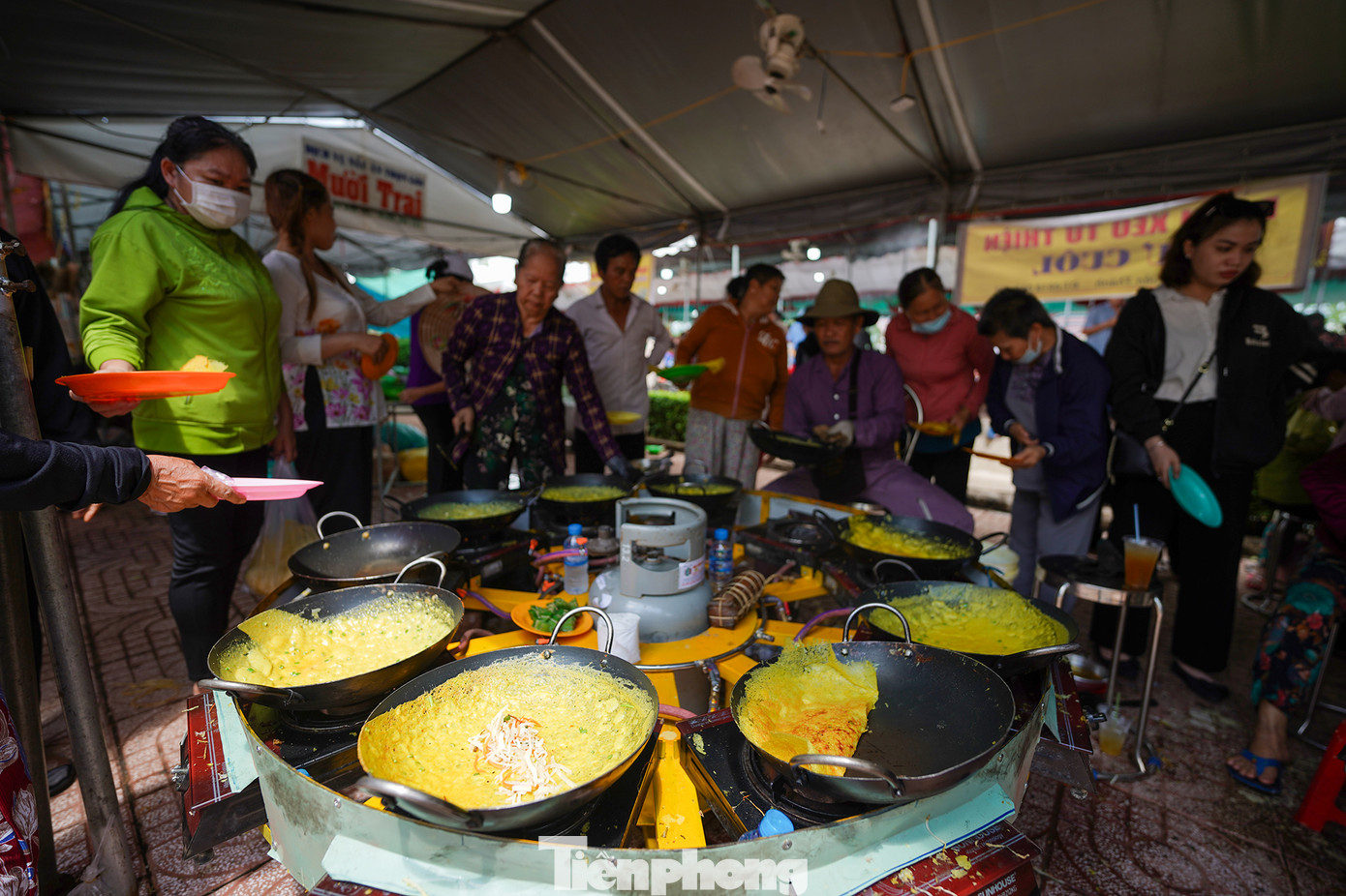 Tuy công việc vất vả nhưng nhóm đổ bánh xèo Tư Cuôl (An Giang) vẫn luôn tươi vui khi phục vụ. "Càng đổ càng vui, chả thấy mệt. Thấy người dân đứng chờ bánh, rồi xin thêm mình tự nhiên quên hết mệt", cô 6 Mai (70 tuổi) chia sẻ. Tuy công việc vất vả nhưng nhóm đổ bánh xèo Tư Cuôl (An Giang) vẫn luôn tươi vui khi phục vụ. "Càng đổ càng vui, chả thấy mệt. Thấy người dân đứng chờ bánh, rồi xin thêm mình tự nhiên quên hết mệt", cô 6 Mai (70 tuổi) chia sẻ.