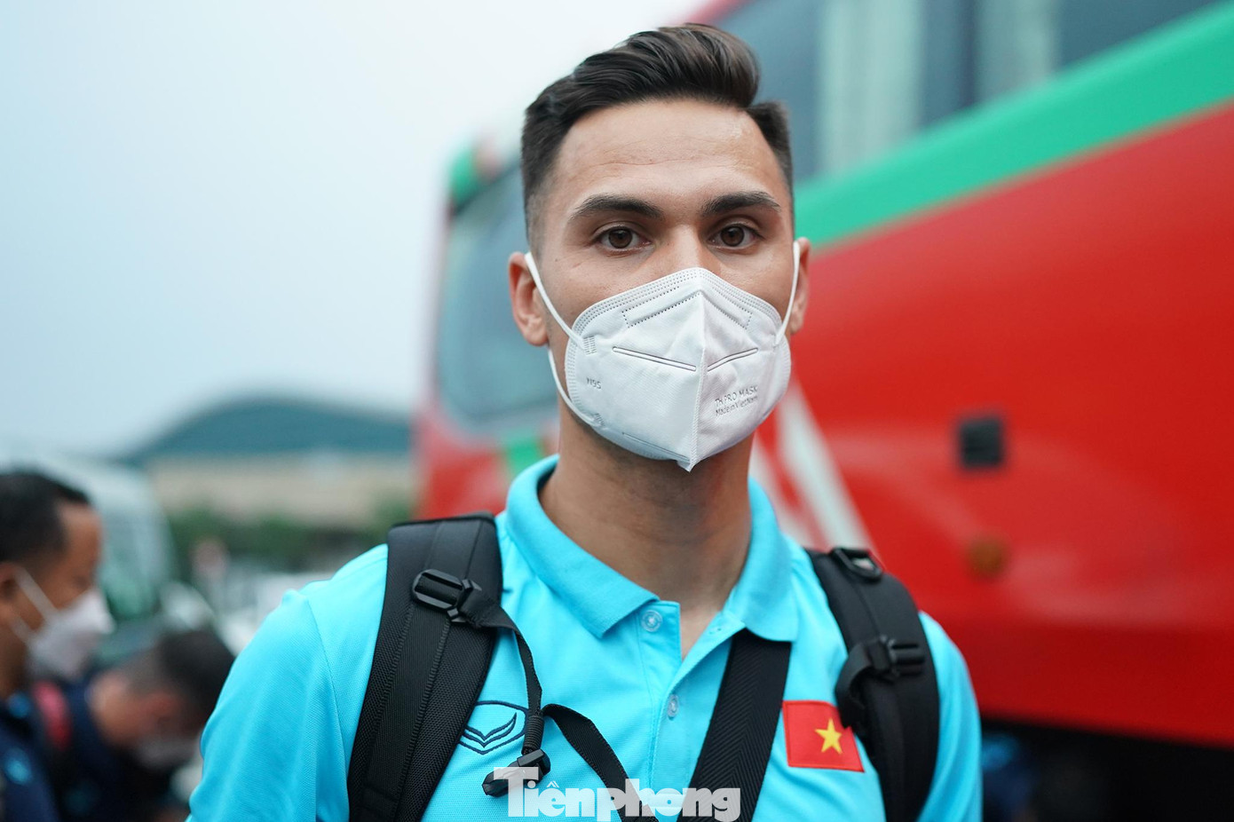 Năm 2017, trung vệ sinh năm 1994 về Việt Nam để thử việc cho nhiều đội bóng. Thành công của thủ môn Việt kiều Đặng Văn Lâm trong màu áo ĐTQG chính là động lực để Adriano Schmidt tìm cơ hội được phát triển sự nghiệp ở quê hương của mình. Adriano Schmidt không còn trẻ, nhưng lại là nhân tố mới rất đáng kỳ vọng bởi có kinh nghiệm thi đấu 5 năm ở V-League, sở hữu thể hình tốt bên cạnh tư duy chiến thuật và sự chuyên nghiệp. Năm 2017, trung vệ sinh năm 1994 về Việt Nam để thử việc cho nhiều đội bóng. Thành công của thủ môn Việt kiều Đặng Văn Lâm trong màu áo ĐTQG chính là động lực để Adriano Schmidt tìm cơ hội được phát triển sự nghiệp ở quê hương của mình. Adriano Schmidt không còn trẻ, nhưng lại là nhân tố mới rất đáng kỳ vọng bởi có kinh nghiệm thi đấu 5 năm ở V-League, sở hữu thể hình tốt bên cạnh tư duy chiến thuật và sự chuyên nghiệp.