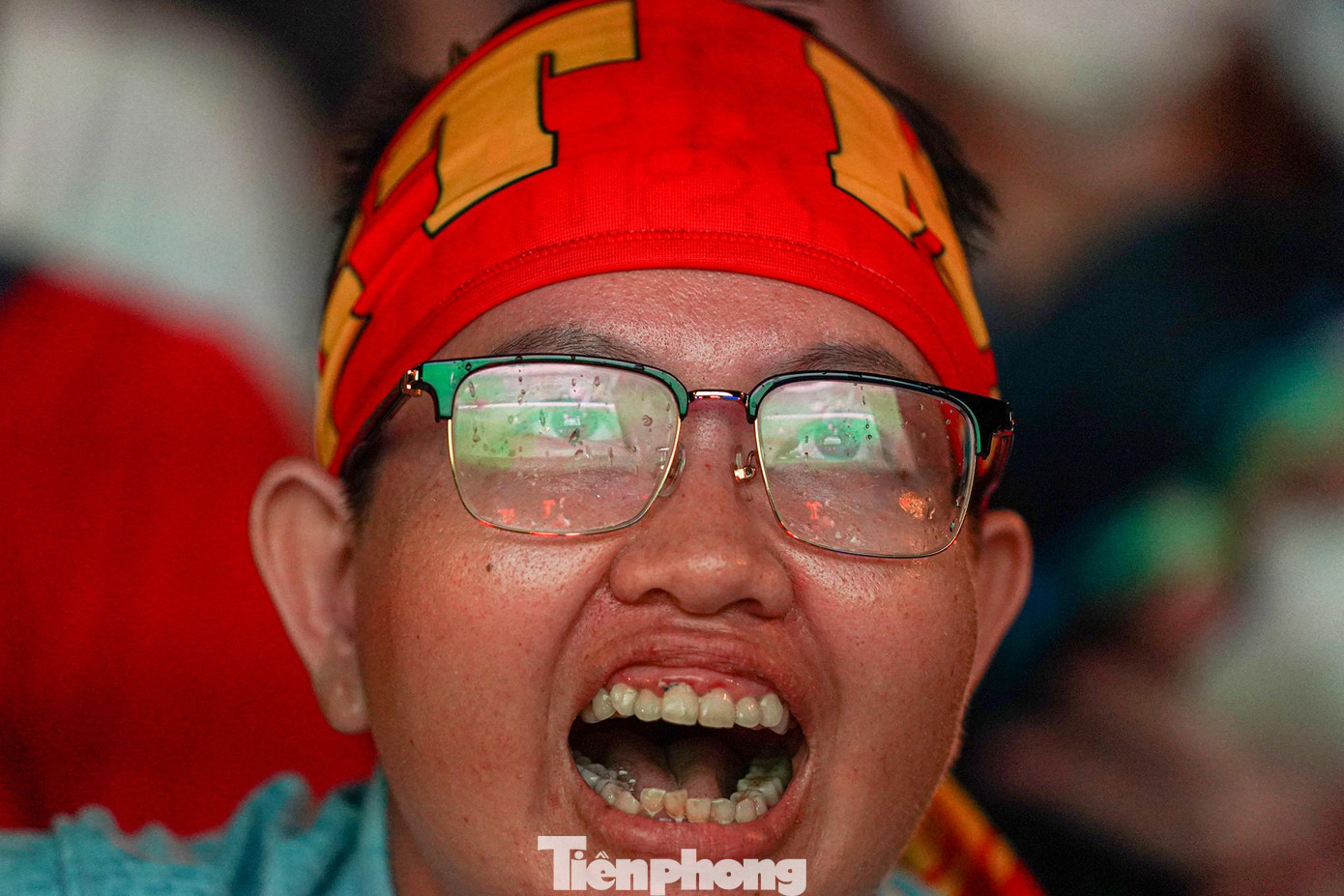 Để tiếp lửa cho đội tuyển U23 Việt Nam trong lượt trận thứ 3, bảng A môn bóng đá nam SEA Games 31, gặp Myanmar, hàng chục ngàn bạn trẻ chuẩn bị trang phục theo phong cách "màu cờ sắc áo" nhuộm đỏ phố đi bộ Nguyễn Huệ. Để tiếp lửa cho đội tuyển U23 Việt Nam trong lượt trận thứ 3, bảng A môn bóng đá nam SEA Games 31, gặp Myanmar, hàng chục ngàn bạn trẻ chuẩn bị trang phục theo phong cách "màu cờ sắc áo" nhuộm đỏ phố đi bộ Nguyễn Huệ.