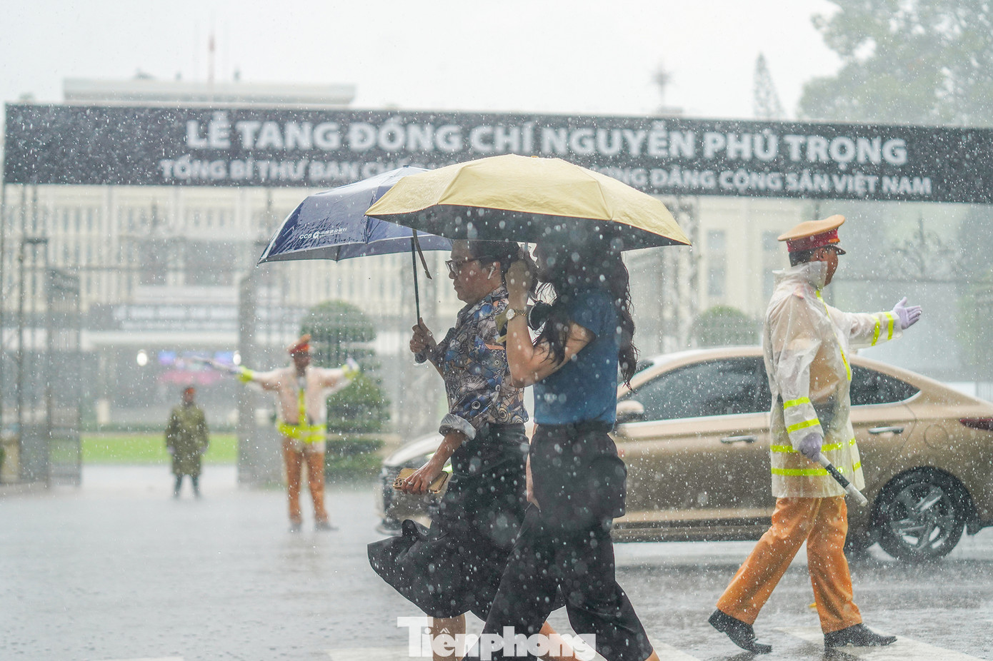 Trời mưa tầm tã vào trưa nay tại TPHCM. Trời mưa tầm tã vào trưa nay tại TPHCM.