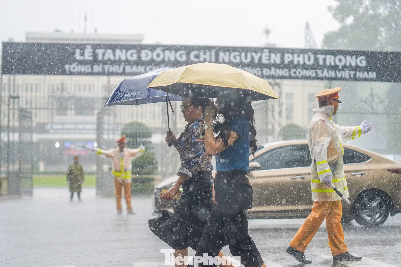 Trời mưa tầm tã vào trưa nay tại TPHCM. Trời mưa tầm tã vào trưa nay tại TPHCM.