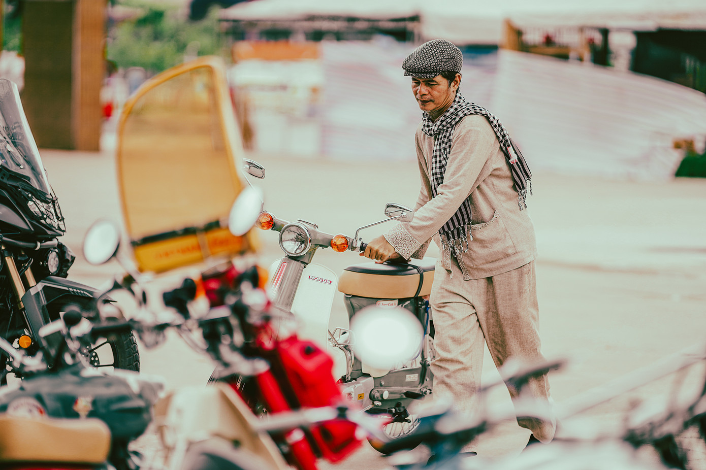 Anh Nguyễn Hải Đăng, một trong những người đam mê xe cổ mang những đứa con tinh thần của mình đến trưng bày, giao lưu với những người cùng sở thích.