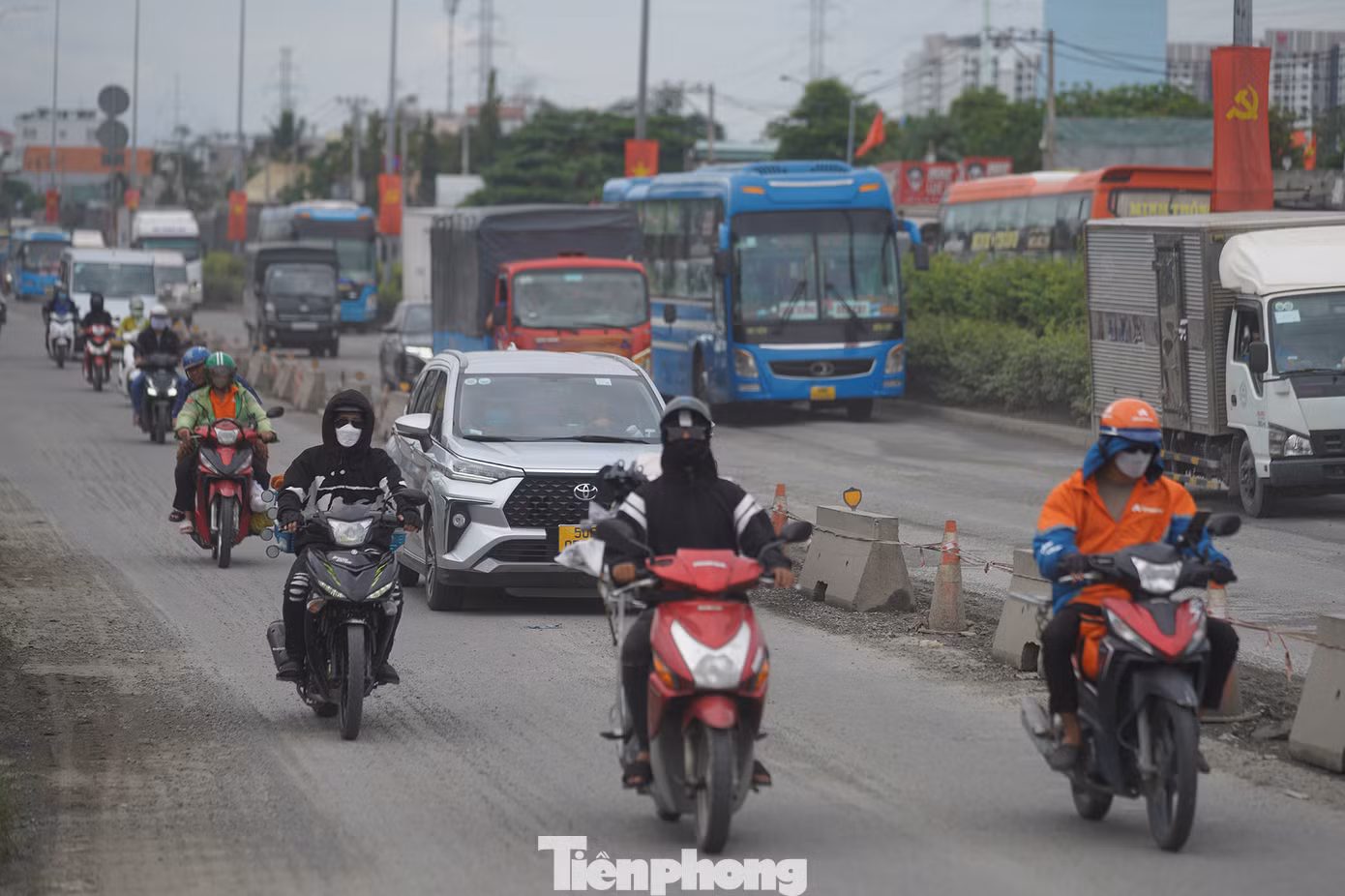 Tại một số đoạn đang thi công, lượng bụi từ bùn xuất hiện ngày càng dày đặc. Tại một số đoạn đang thi công, lượng bụi từ bùn xuất hiện ngày càng dày đặc.