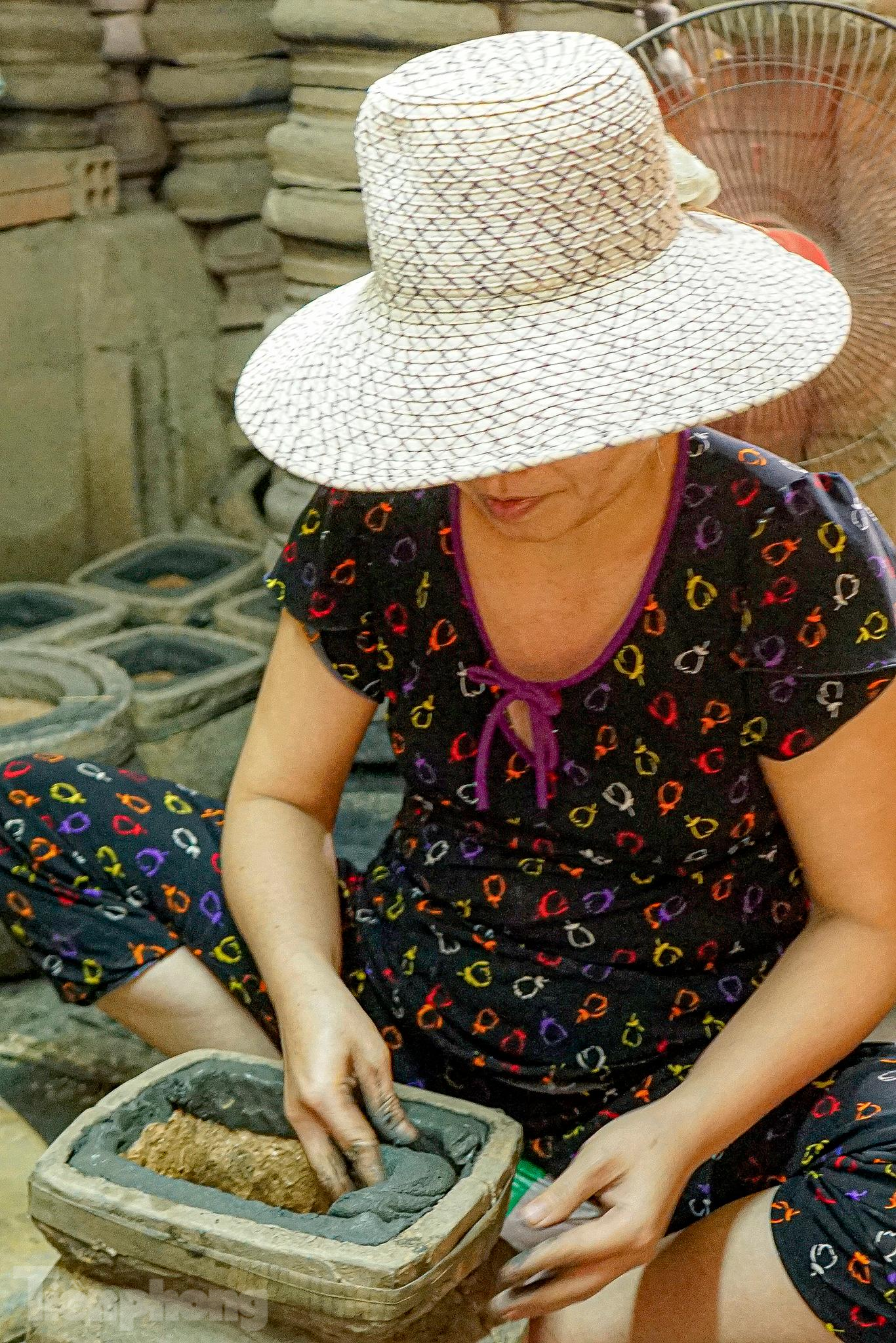 Công đoạn đầu tiên là "giáp cốt". Người thợ sẽ phủ đất vào khuôn. Khi đã khô, sẽ gỡ ra lấy thành phẩm bên trong chuyển qua cho thợ sáp. Công đoạn đầu tiên là "giáp cốt". Người thợ sẽ phủ đất vào khuôn. Khi đã khô, sẽ gỡ ra lấy thành phẩm bên trong chuyển qua cho thợ sáp.