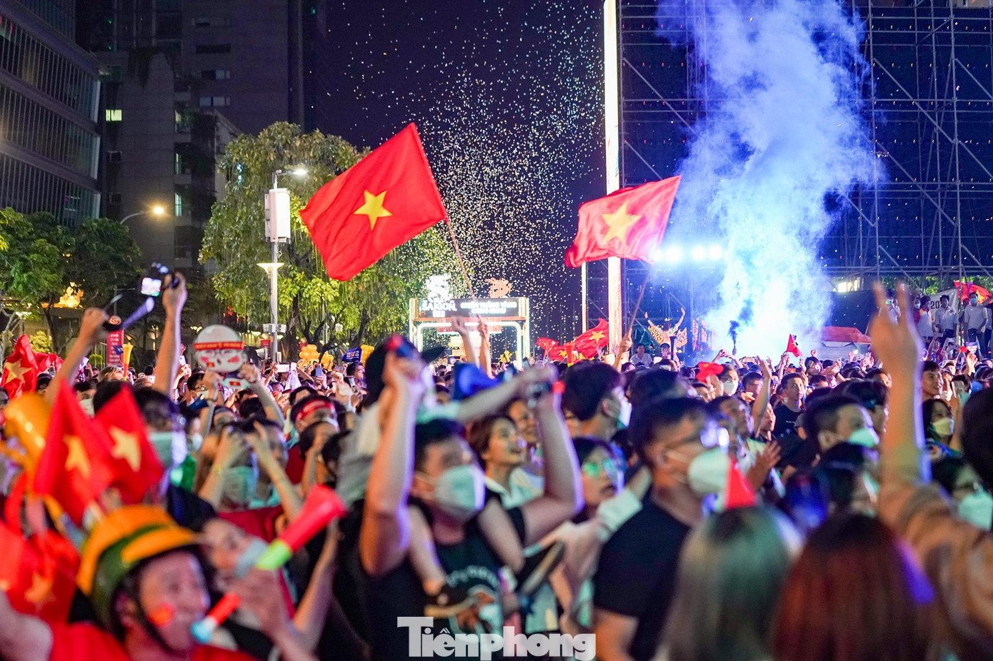 Cả "cầu trường" nổ tung. Cả "cầu trường" nổ tung.