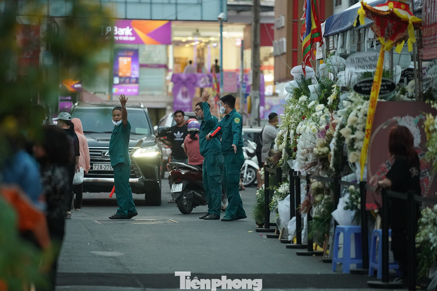 Lực lượng dân quân tự vệ (DQTV) địa phương khá vất vả trong việc phân luồng giao thông.