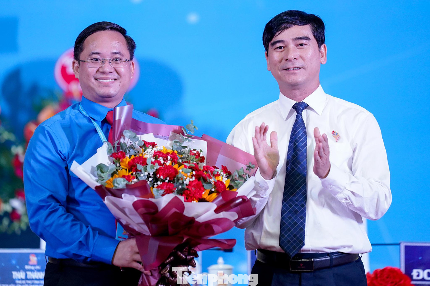 Ông Dương Văn An, Ủy viên Ban Chấp hành Trung ương Đảng, Bí thư Tỉnh ủy, Trưởng Đoàn đại biểu Quốc hội tỉnh Bình Thuận tặng hoa chúc mừng anh Nguyễn Quốc Huy trở lại công tác tại Cơ quan Trung ương Đoàn. Ông Dương Văn An, Ủy viên Ban Chấp hành Trung ương Đảng, Bí thư Tỉnh ủy, Trưởng Đoàn đại biểu Quốc hội tỉnh Bình Thuận tặng hoa chúc mừng anh Nguyễn Quốc Huy trở lại công tác tại Cơ quan Trung ương Đoàn.