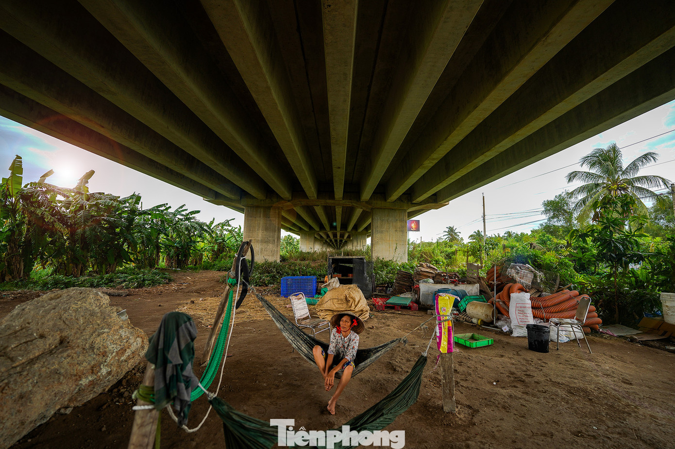 Người dân biến gầm cao tốc thành nơi giăng võng nghỉ trưa, chứa vật dụng gia đình như một nhà kho...