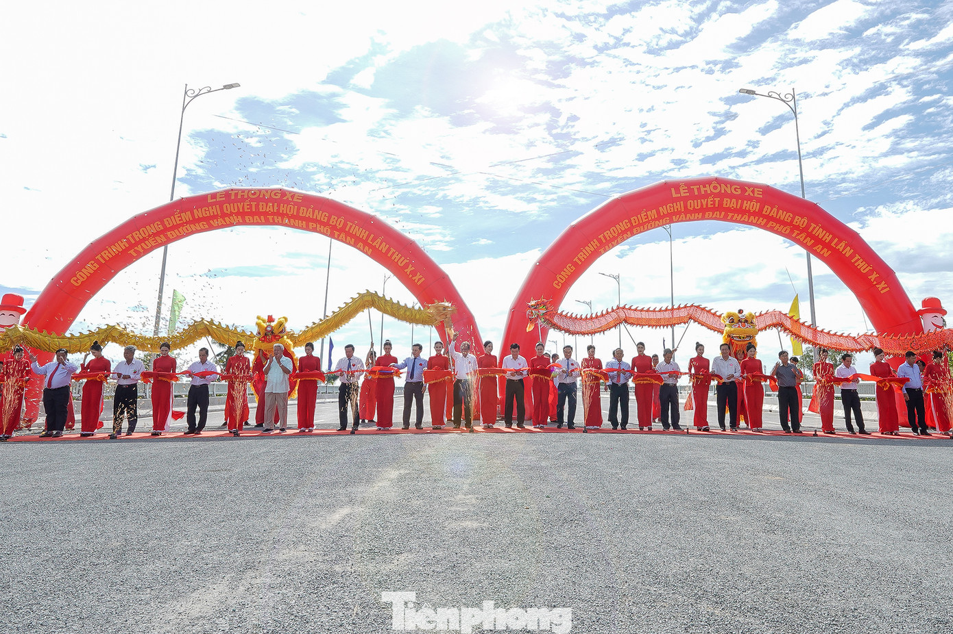 Dự lễ thông xe có nguyên Chủ tịch nước Trương Tấn Sang, nguyên Phó Thủ tướng Thường trực Chính phủ Trương Hòa Bình, đại diện một số bộ, ngành, lãnh đạo tỉnh Long An cùng các đơn vị, địa phương và đông đảo người dân trên địa bàn.