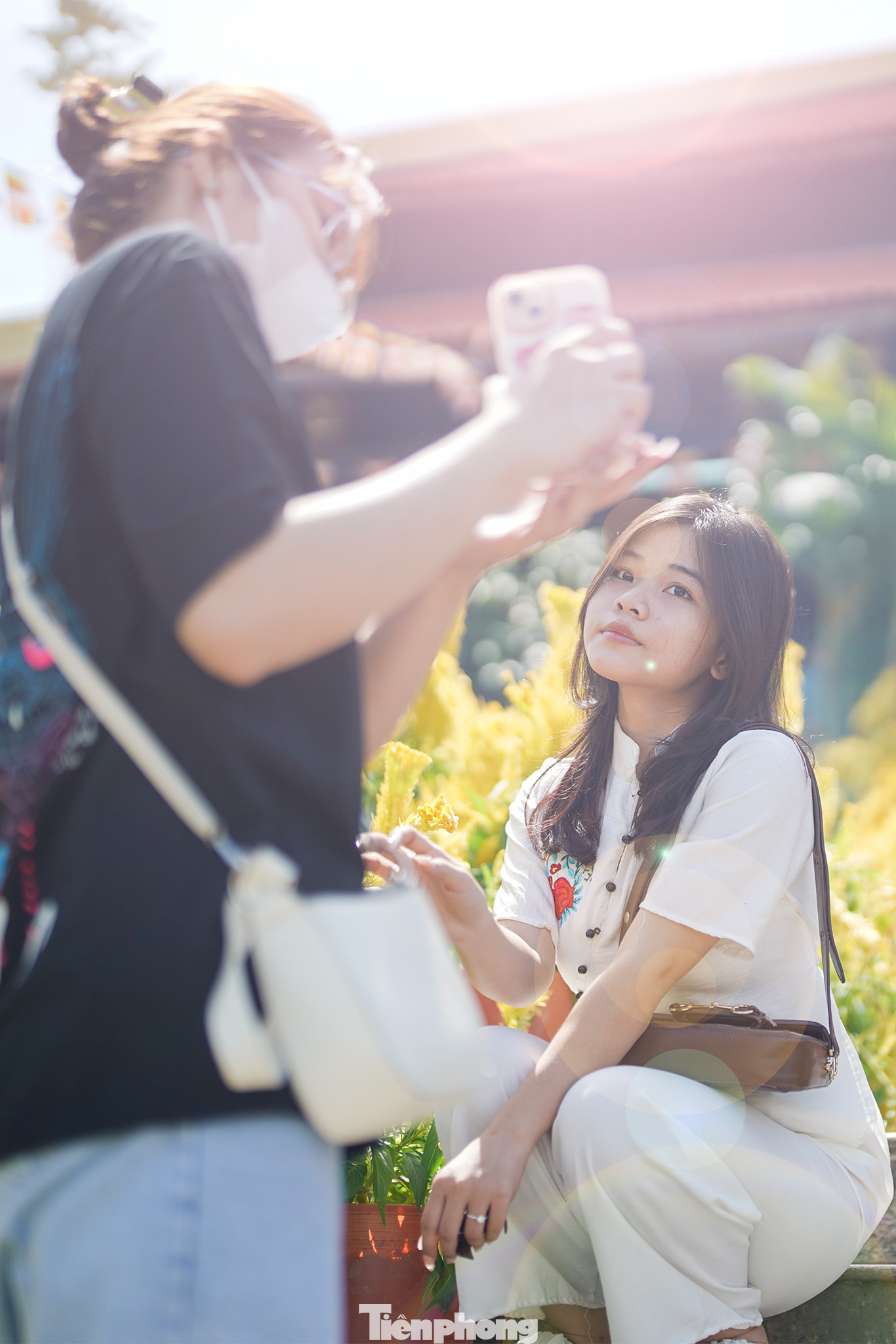 Bạn Dương Thảo Linh, nhà ở phường An Hòa, TP. Biên Hòa đang nhờ bạn chụp ảnh lưu niệm sau khi lễ Phật. "Năm nay, nhà em khá nhiều việc, sau khi xong hết, hôm nay mới có thể đến đây lễ chùa. Năm mới, cầu chúc mọi người an lành, may mắn, hạnh phúc", Linh chia sẻ.