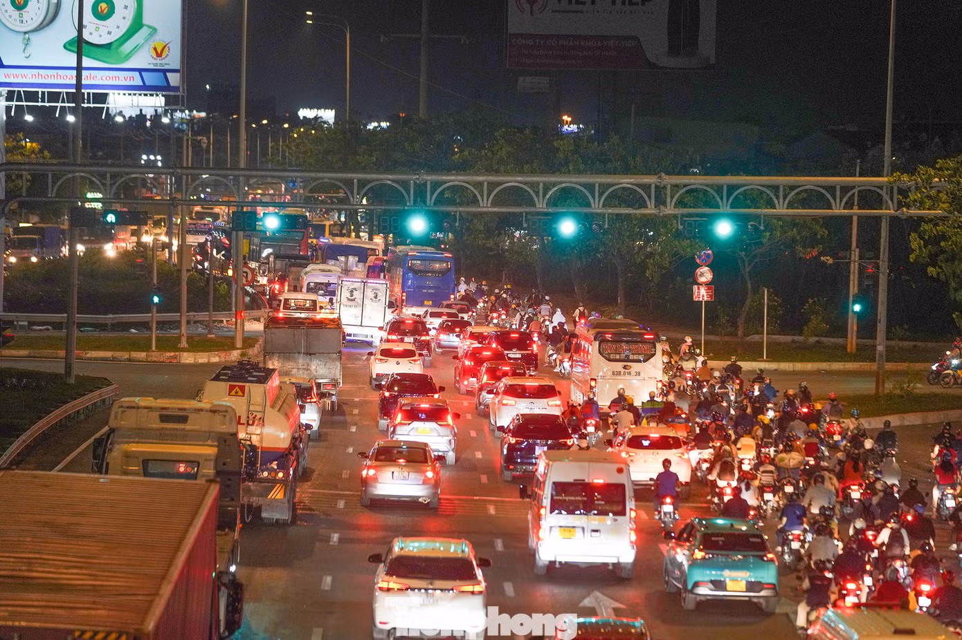 Từ cầu vượt vào đại lộ Võ Văn Kiệt, phương tiện nối nhau kéo dài cho đến ranh giới TPHCM - Long An (đoạn vào huyện Bến Lức). Trong ảnh ngay đoạn đèn tín hiệu, dòng phương tiện nối nhau thành hàng dài hướng lên cầu Bình Điền.