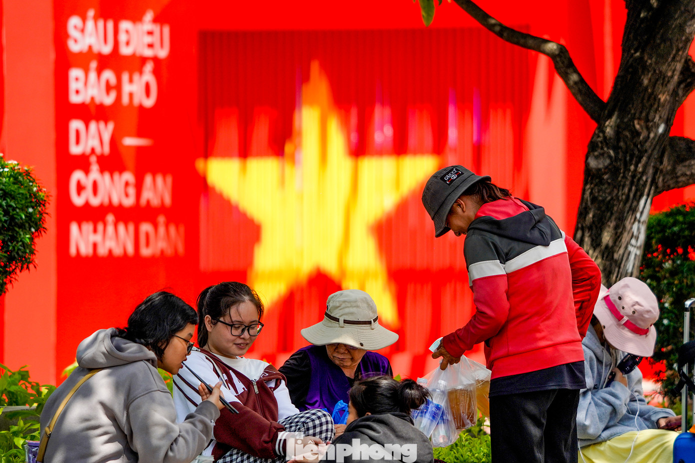 Nhiều bạn trẻ tìm đến đây để sống trong không khí tự hào về chặng đường 80 năm vinh quang, vẻ vang của lực lượng Công an nhân dân Việt Nam anh hùng. Nhiều bạn trẻ tìm đến đây để sống trong không khí tự hào về chặng đường 80 năm vinh quang, vẻ vang của lực lượng Công an nhân dân Việt Nam anh hùng.
