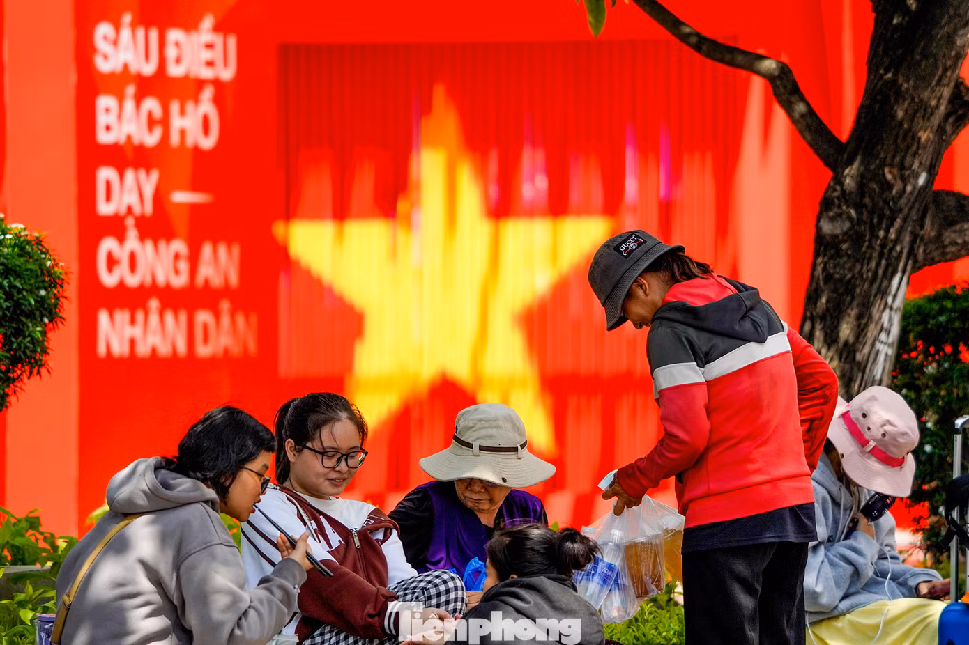 Nhiều bạn trẻ tìm đến đây để sống trong không khí tự hào về chặng đường 80 năm vinh quang, vẻ vang của lực lượng Công an nhân dân Việt Nam anh hùng.