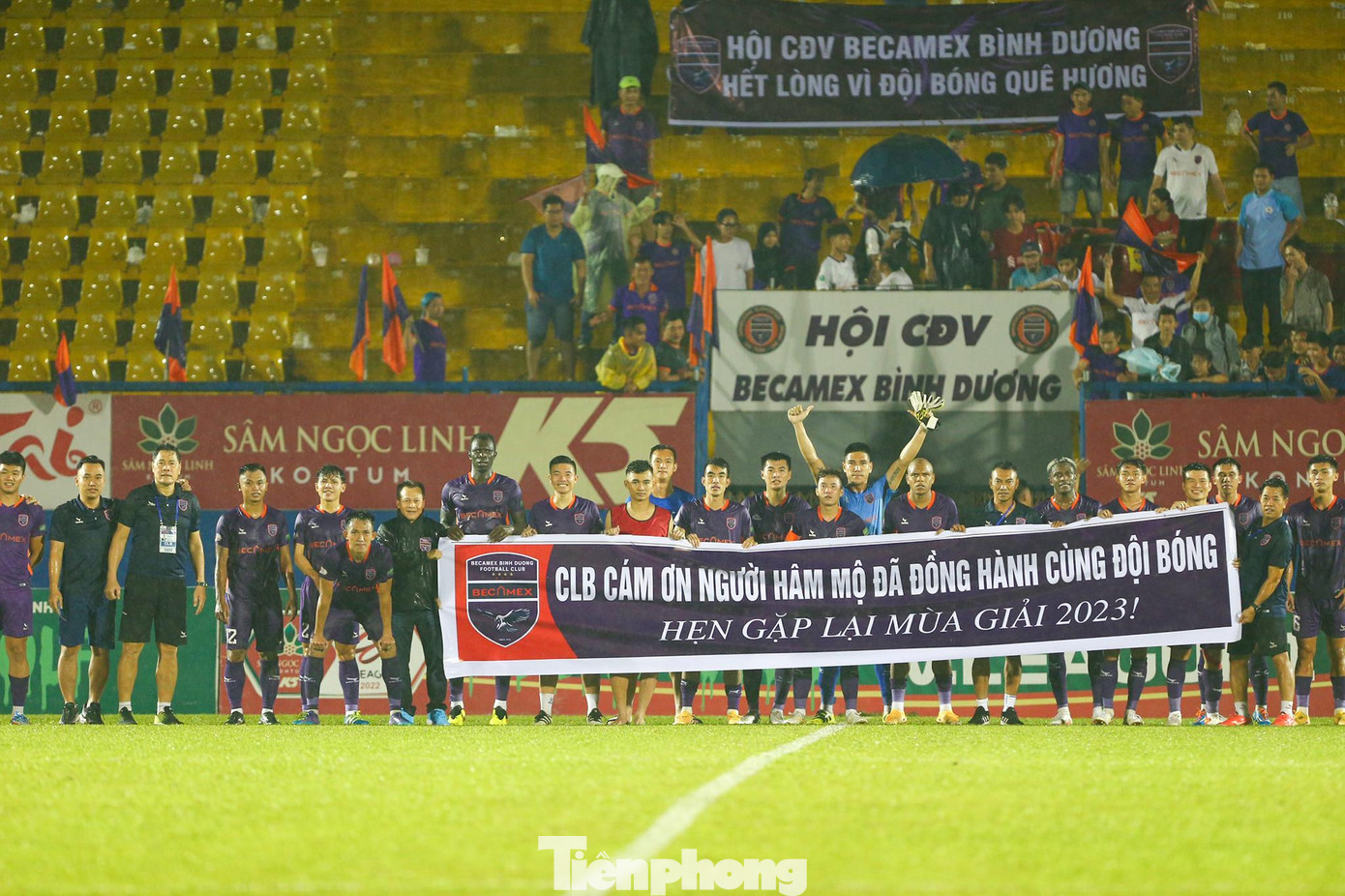 B.Bình Dương giăng biểu ngữ cám ơn NHM luôn ủng hộ cho sự phát triển theo từng bước dù thi đấu tốt hoặc không tốt.