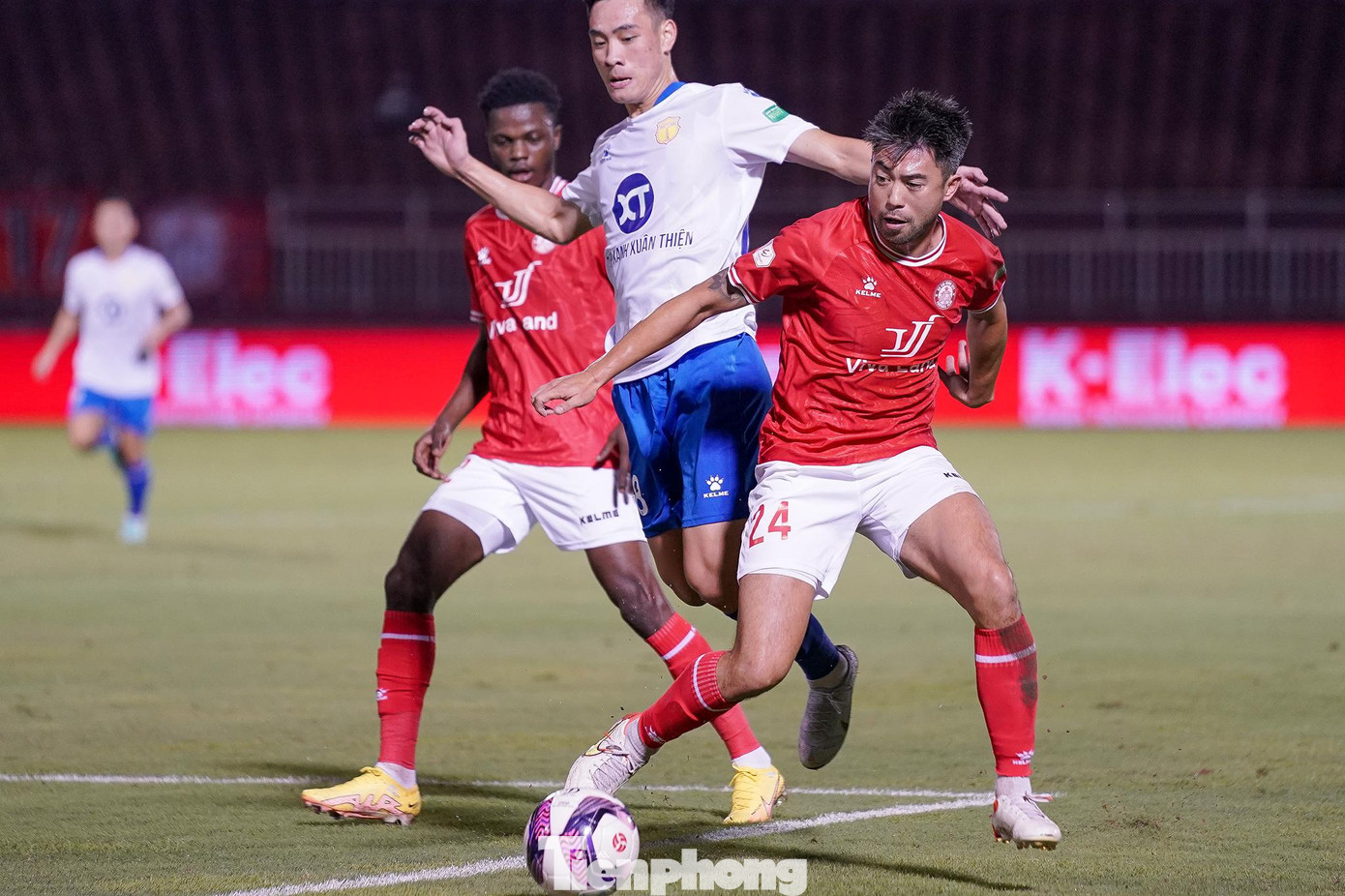 Đây là thất bại thứ 2 liên tiếp của HLV Trương Việt Hoàng kể từ khi chính thức dẫn dắt CLB TPHCM. Trước đó, ông và các học trò để thua 3-4 trước CLB Hải Phòng. Đây là thất bại thứ 2 liên tiếp của HLV Trương Việt Hoàng kể từ khi chính thức dẫn dắt CLB TPHCM. Trước đó, ông và các học trò để thua 3-4 trước CLB Hải Phòng.