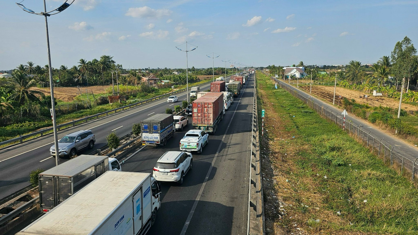 Giao thông ùn tắc vì sự cố.