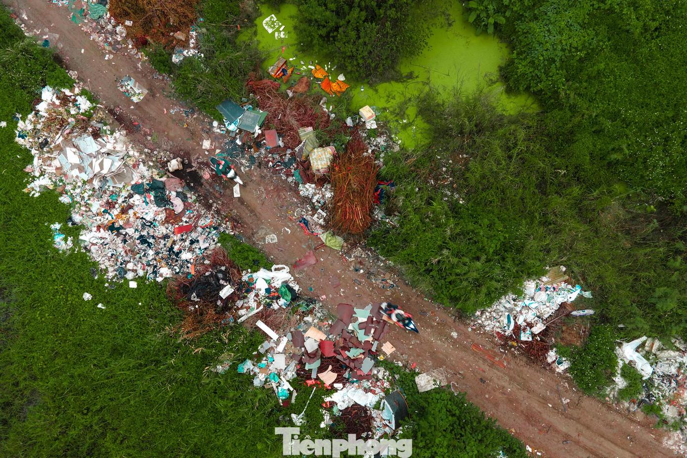 Đường dẫn vào công trình ngập ngụa rác thải, người dân tự mở rào, di chuyển len qua những đống rác to, bốc mùi hôi thối. Đường dẫn vào công trình ngập ngụa rác thải, người dân tự mở rào, di chuyển len qua những đống rác to, bốc mùi hôi thối.