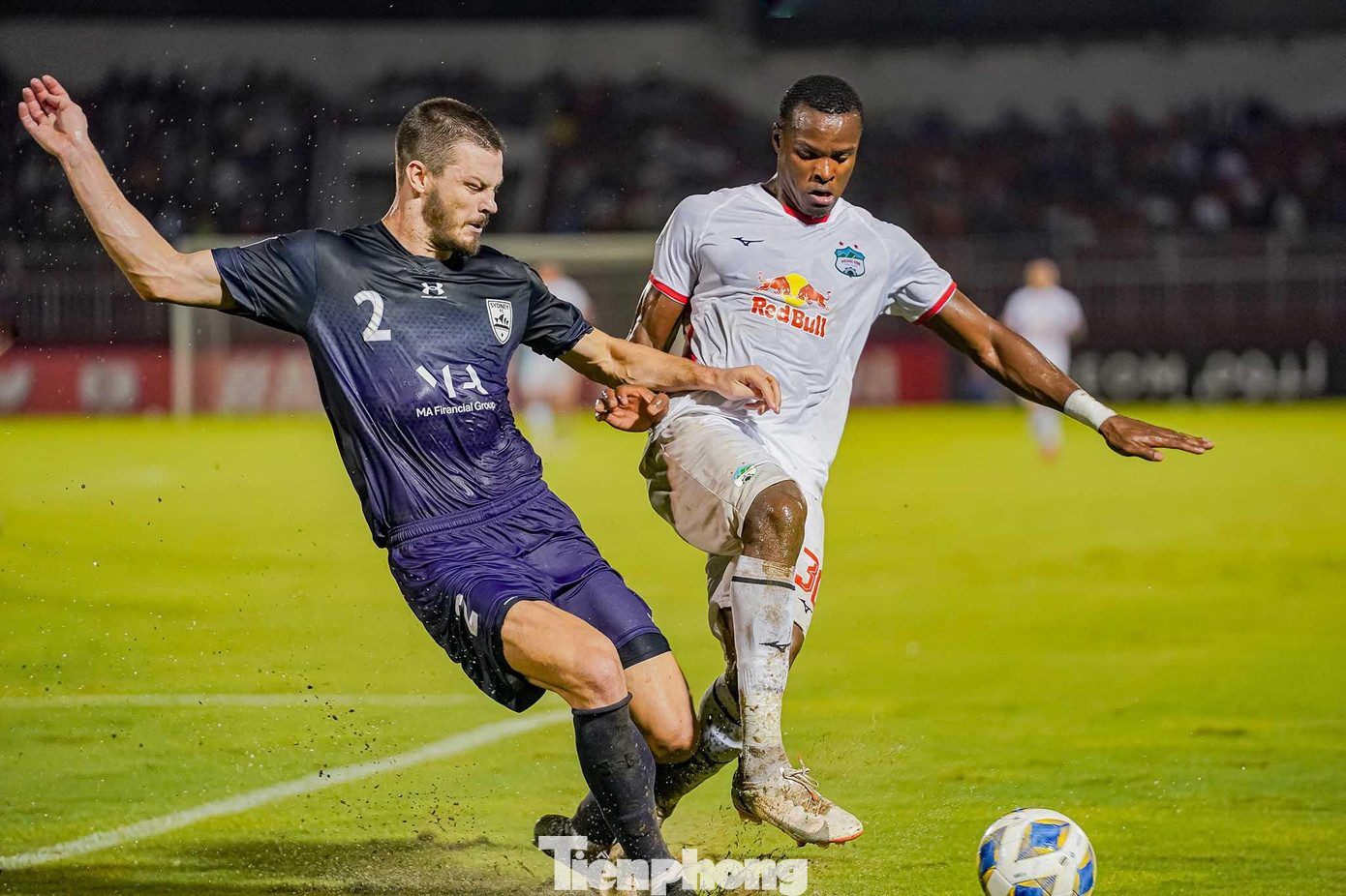 Trận đấu diễn ra sôi động ngay sau tiếng còi khai cuộc. Cũng bởi cả hai đội đều bị loại nên tâm lý thoải mái, sẵn sàng cống hiến trận cầu cởi mở, tạo nên thế trận đôi công hấp dẫn. Trên khán đài, CĐV chủ nhà cũng đang cổ vũ rất nhiệt tình cho thầy trò HLV Kiatisuk.