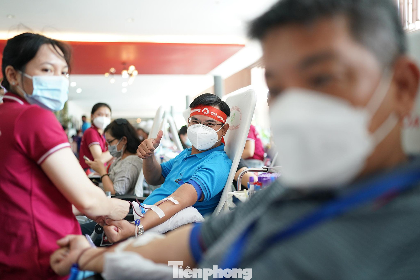 Càng về trưa, lượng cư dân đến hiến máu càng đông.