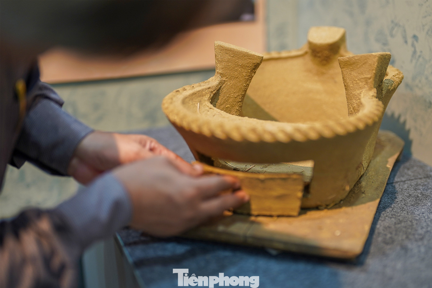 Bếp cà ràng là bếp củi đặc trưng của đồng bào Khmer và bà con vùng ĐBSCL. Gốm Khmer Tri Tôn – An Giang lại mang trong mình chất dân dã, bình dị và là hiện thân cho nền văn hóa Khmer. Phụ nữ là những người nắm giữ các kĩ thuật làm gốm, và do đó nghề chủ yếu là do mẹ truyền dạy. Về kiểu dáng sản phẩm gốm Khmer được làm thủ công, thô sơ, đơn giản, không cầu kì về hoa văn, kiểu cách.