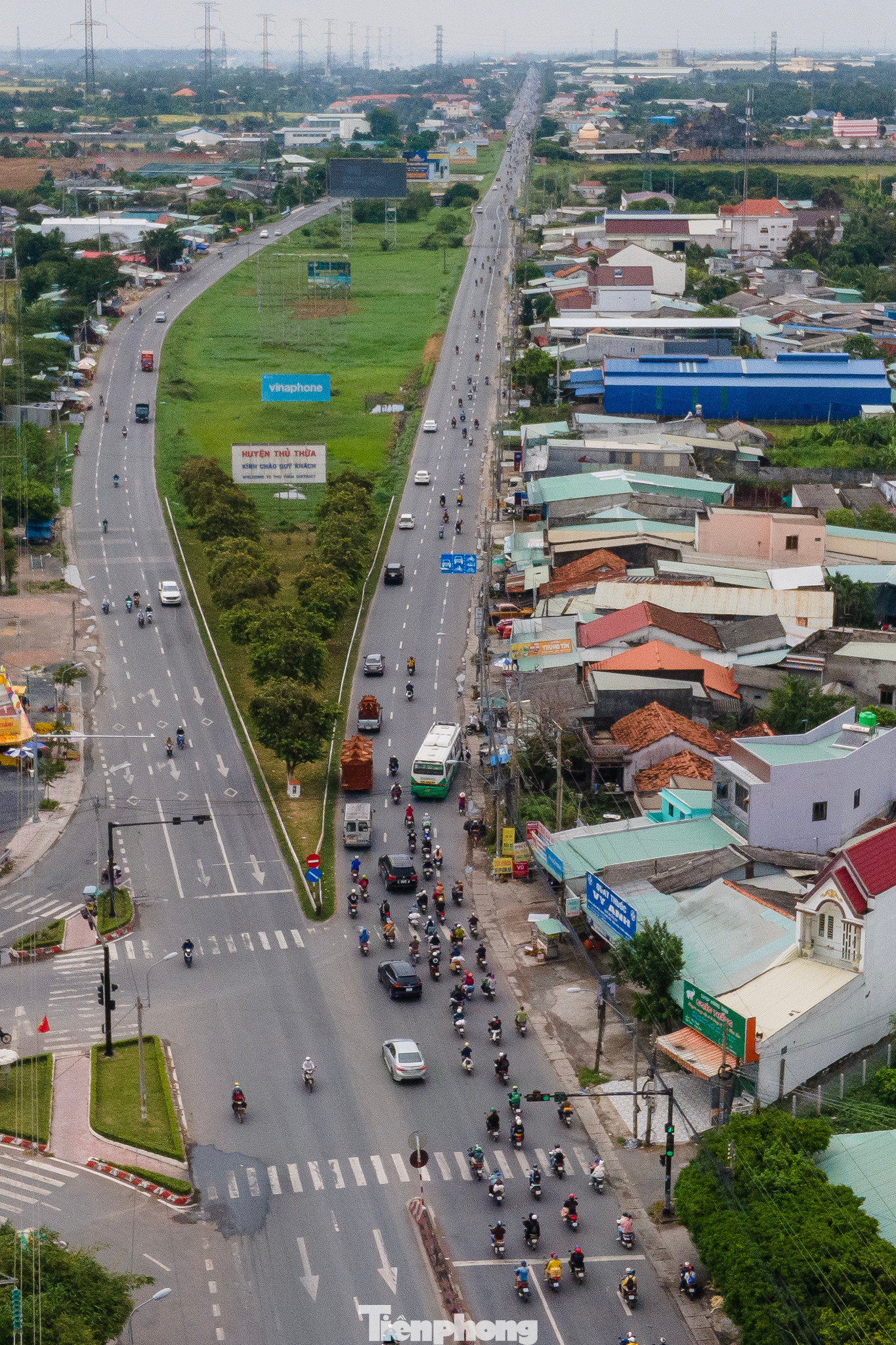 Khu vực mũi tàu qua trung tâm hành chính huyện Thủ Thừa (Long An) có sự khác biệt về mật độ phương tiện của hai chiều di chuyển.