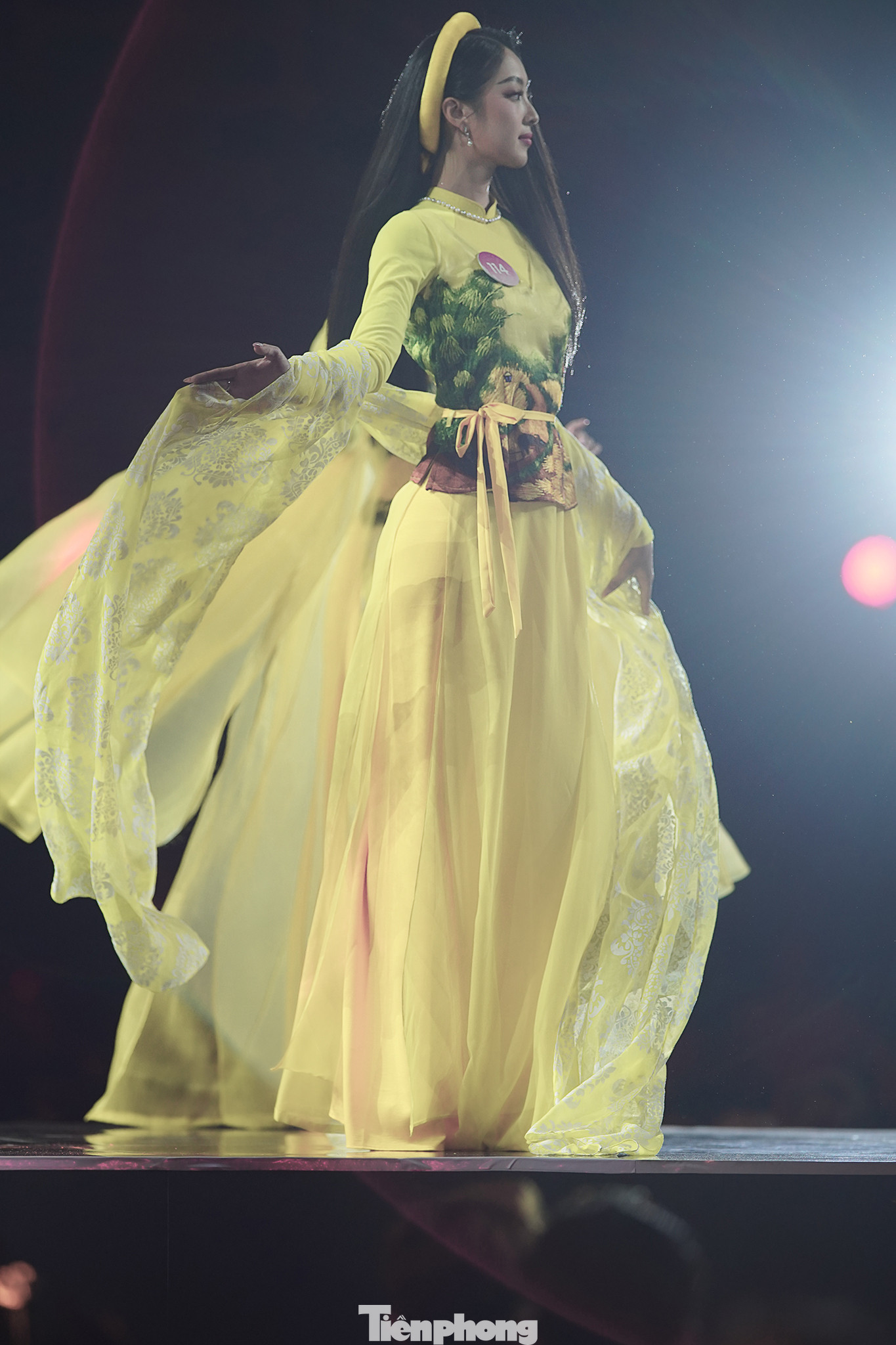 Người đẹp Phạm Giáng My trong phần trình diễn áo dài tại chung kết Hoa hậu Việt Nam 2022. Là một trong những cô gái có gương mặt khả ái nhất cuộc thi, Giáng My được khán giả tại khán đài cổ vũ lớn sau khi bước ra sân khấu.