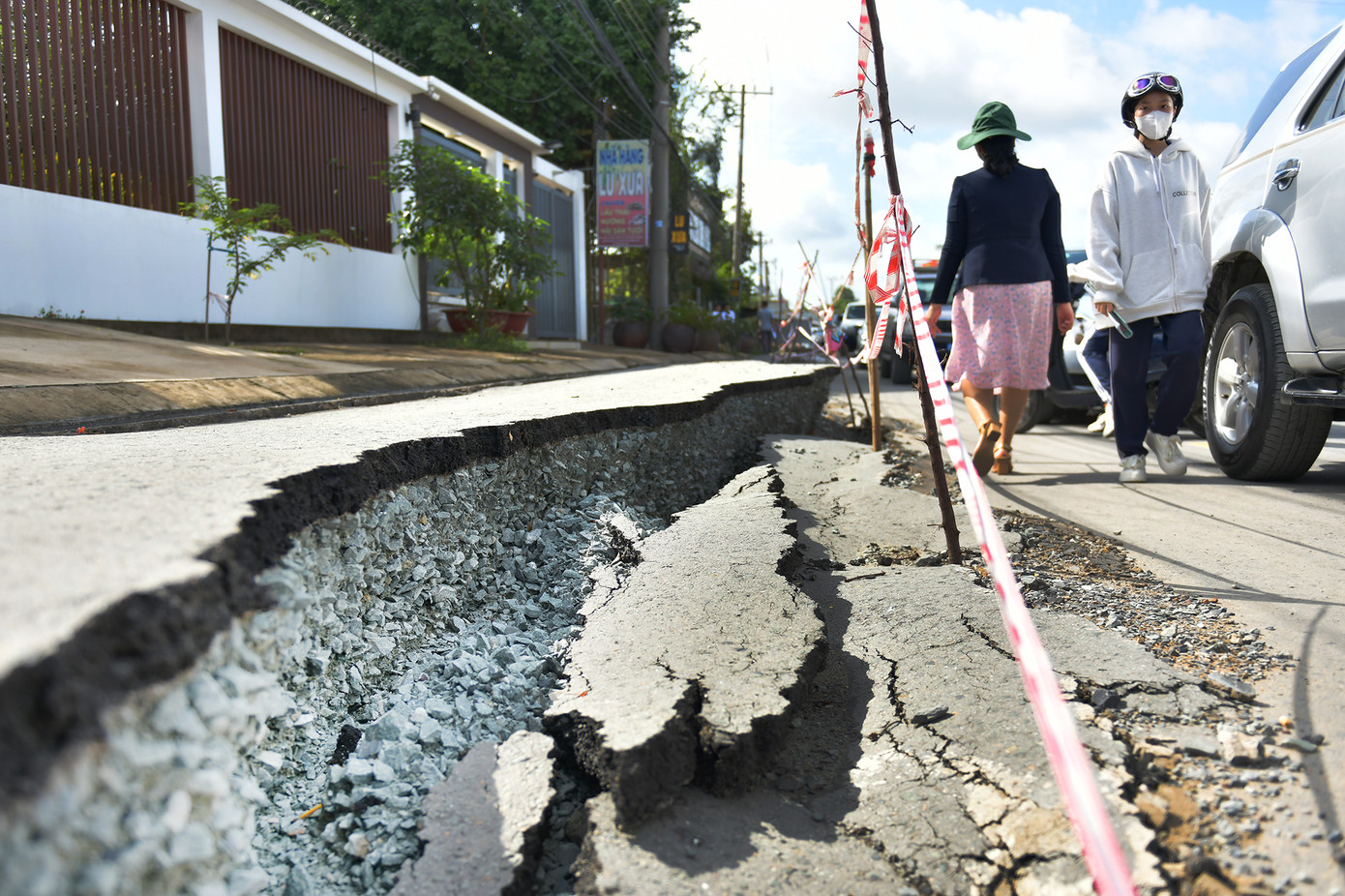 Tại hiện trường, nhiều khu vực có vết nứt rộng từ 0,5 - 0,7m, có khu vực vết nứt mặt đường rộng khoảng 1m với chiều sâu hơn 1m. Độ chênh lệch mặt đường do sạt lở rất lớn và có nguy cơ tiếp tục sụp lún phần đường từ vị trí sạt lở đến sát khu vực nhà dân Tại hiện trường, nhiều khu vực có vết nứt rộng từ 0,5 - 0,7m, có khu vực vết nứt mặt đường rộng khoảng 1m với chiều sâu hơn 1m. Độ chênh lệch mặt đường do sạt lở rất lớn và có nguy cơ tiếp tục sụp lún phần đường từ vị trí sạt lở đến sát khu vực nhà dân