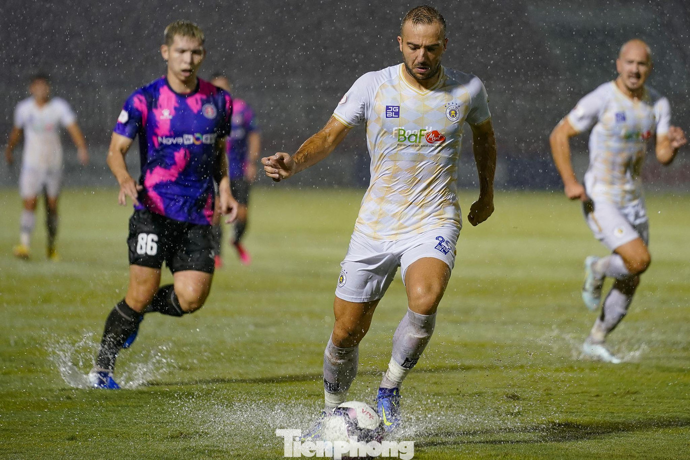 Cơn mưa lớn ảnh hưởng rất nhiều đến lối chơi của đội bóng đầu bảng. Cơn mưa lớn ảnh hưởng rất nhiều đến lối chơi của đội bóng đầu bảng.