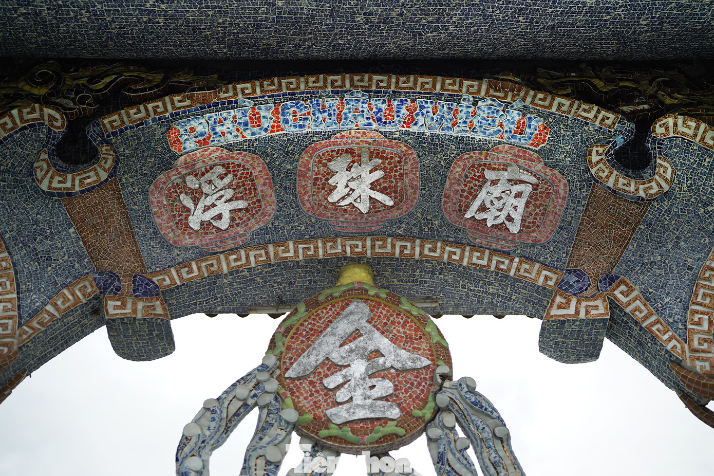 Phù Châu miếu có lối trang trí từ những mảnh sành, sứ rất độc đáo.