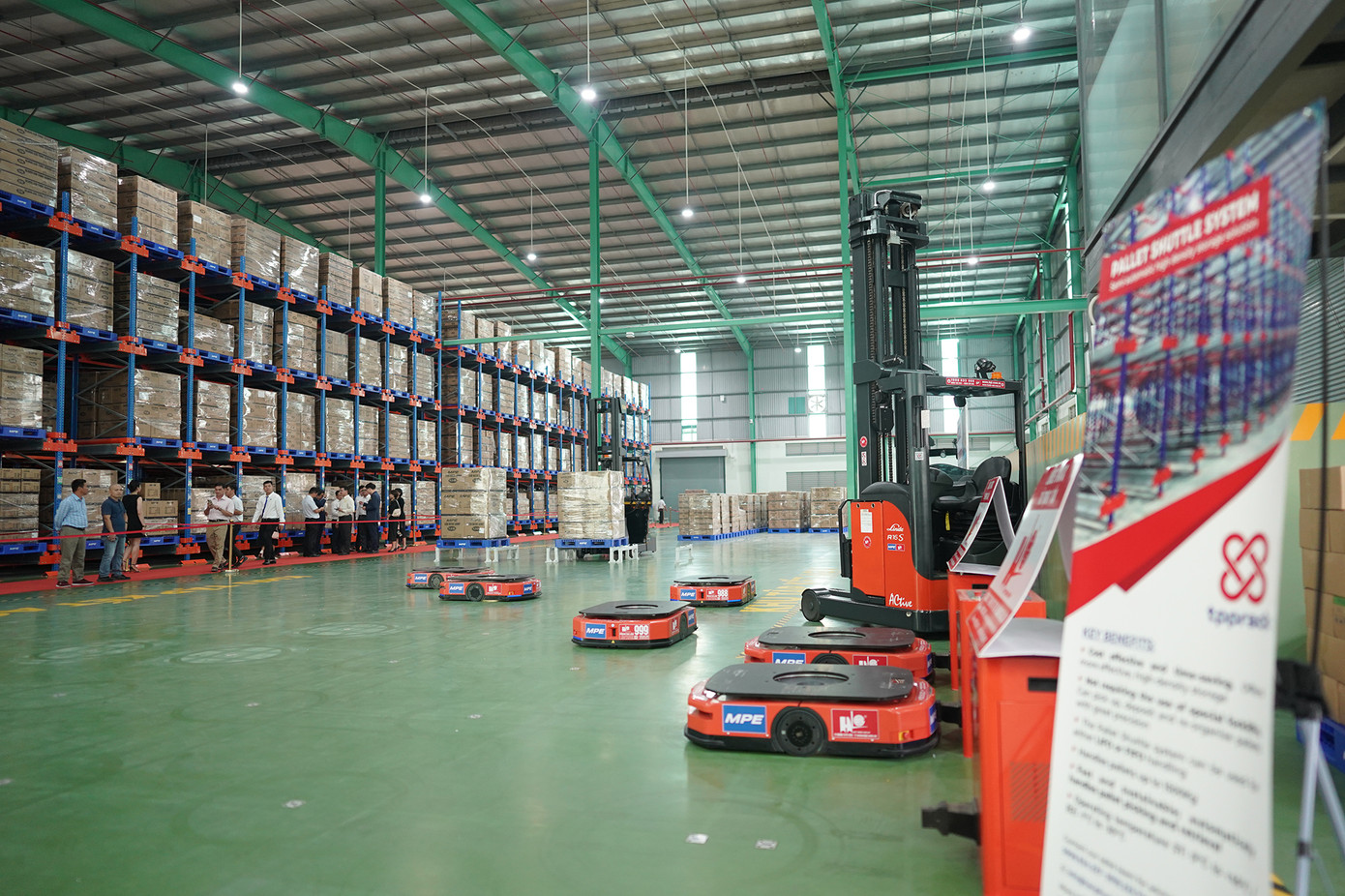 Linde AI Robotics bao gồm các dòng sản phẩm đa dạng Reachtruck AI Robotics, Pallet Mover AI robotics, Electric Forklift AI Robotics, VNA AI Robotics, Cmatic AI Robotics . . . giúp chiếc xe nâng của bạn trở nên thông minh vận hành liên tục mà không cần tài xế điều khiển. Toàn bộ hoạt động của hệ thống Linde AI robotics hoạt động dựa trên phần mềm LINDE AI ROBOTICS lập trình sẵn được cài đặt trên Server kết hợp với hệ thống WMS quản lý kho của khách hàng. Trong ảnh: Khu vực tập kết xe để sạc 30 phút/lần cho hoạt động liên tục 3-5 giờ, xe tự động tìm đến máy sạc để sạc.