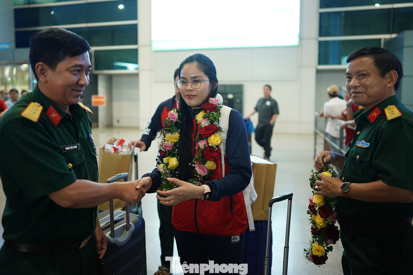 Nguyễn Bảo Ngọc HCB môn judo nhận hoa từ lãnh đạo đội. SEA Games 32, đội tuyển judo Việt Nam giành chiến thắng ở nội dung đồng đội hỗn hợp nam - nữ mang về tấm huy chương vàng trong ngày thi đấu cuối của SEA Games 32. Đây cũng là tấm huy chương vàng thứ 8 (vượt xa chỉ tiêu 3 HCV). Cùng với đó, các vận động viên judo Việt Nam còn giành được 1 HCB, 1 HCĐ.