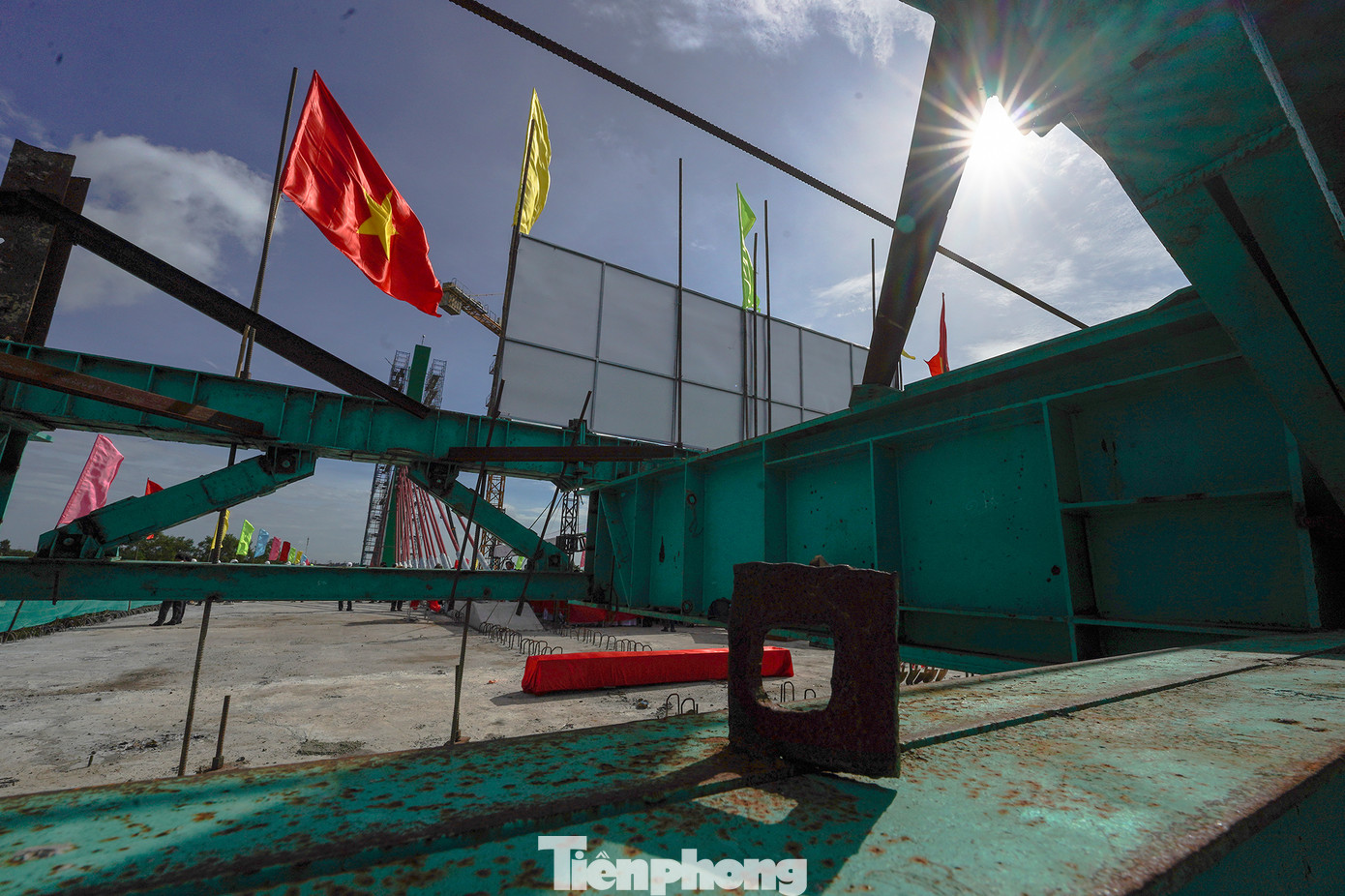 Cầu bắc qua sông Vàm Cỏ Tây có tổng chiều dài 437m Cầu bắc qua sông Vàm Cỏ Tây có tổng chiều dài 437m