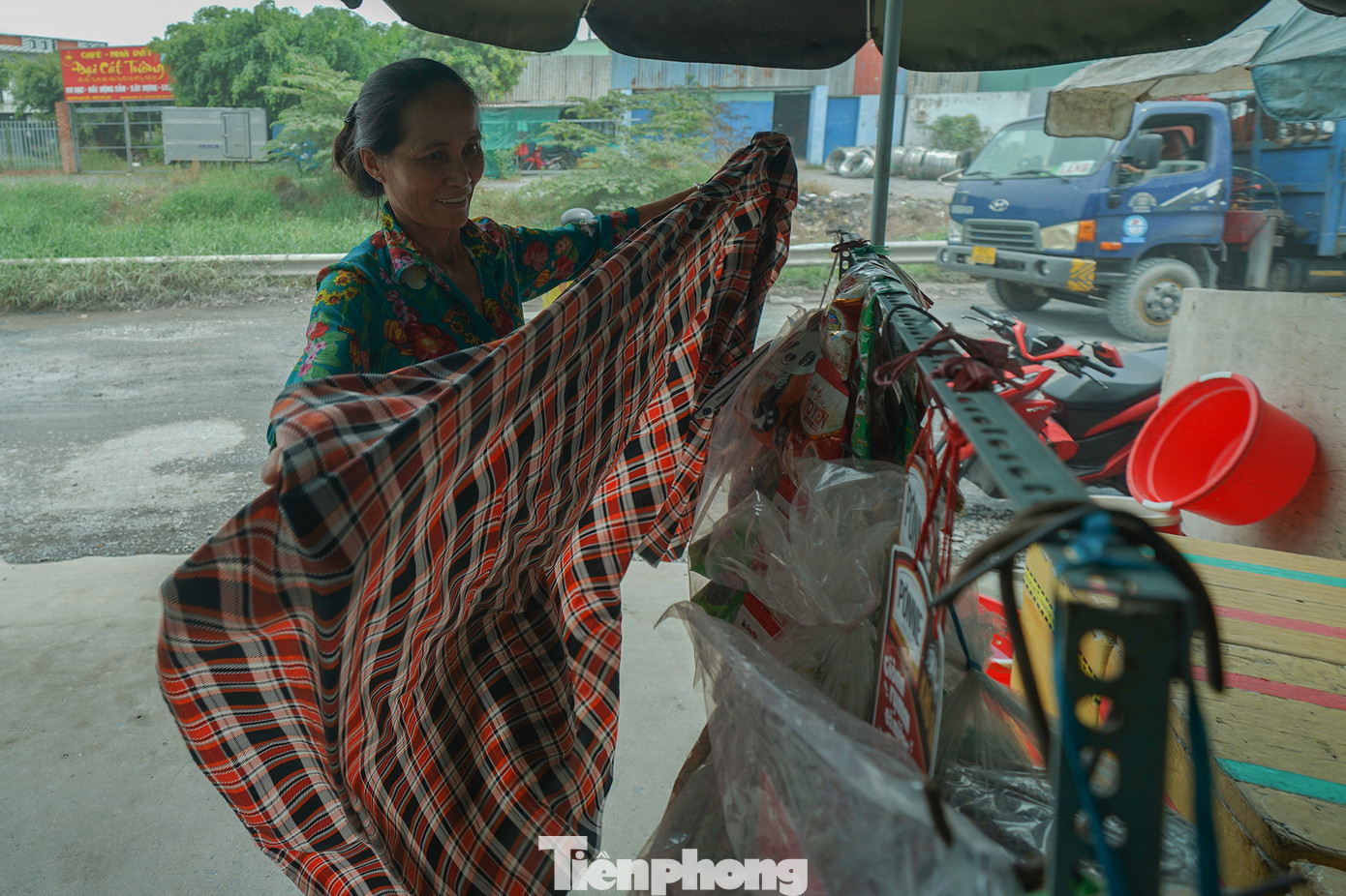 "Xe chạy nhiều, nước ứ đọng do không thoát được thì đường hư thôi. Tầm chiều thì xe ben chở đất đá, xe container... chạy ầm ầm thì đường nào còn", bà Thuý vừa lấy bạt che hàng hoá vừa bức xúc.