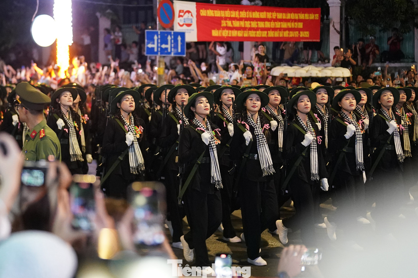 Hừng hực khí thế tiến bước trong niềm tự hào.