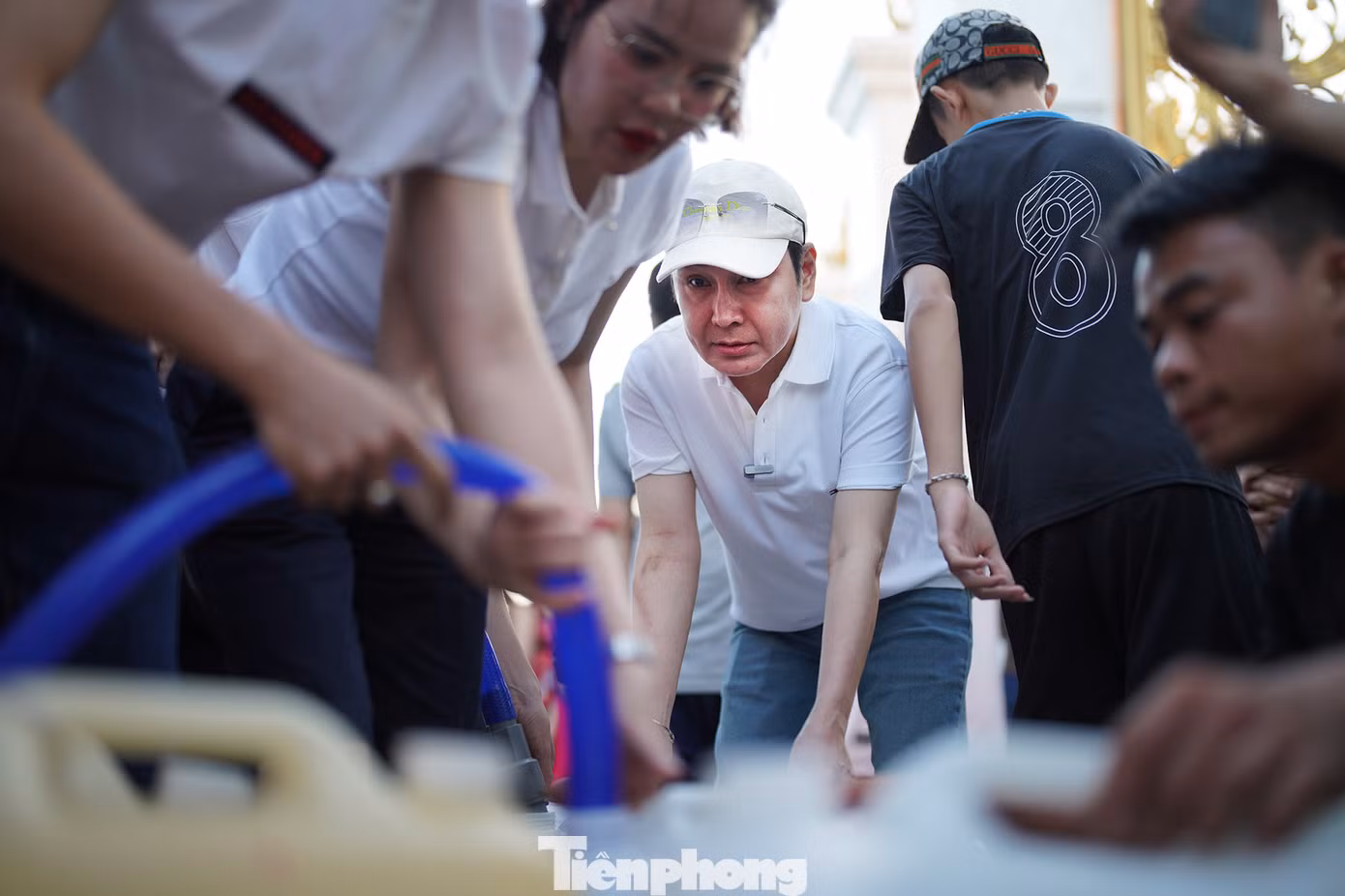 Nhằm giúp người dân khắc phục phần nào tình trạng thiếu nước ngọt sinh hoạt cho người dân trong đợt hạn mặn, nhiều mạnh thường quân từ khắp nơi đã chung tay cùng chính quyền địa phương cung cấp nước sạch cho người dân vượt qua thời điểm khó khăn.
