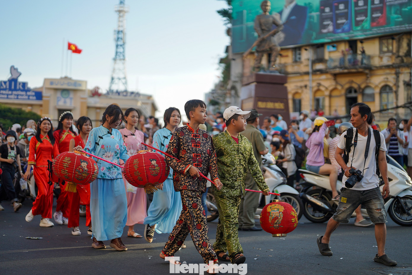 Điểm xuất phát bắt đầu từ vòng xoay bưu điện Chợ Lớn (Quận 5, có tượng đài Phan Đình Phùng) thuộc trục đường Hải Thượng Lãn Ông.