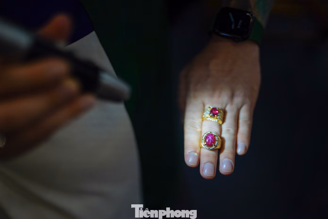 Trên tay anh Khoa là hai viên ruby đỏ. Phía trên là viên ruby 5cts, viên dưới hình tròn là ruby sao 8.8cts, hai viên đều xuất xứ Lục Yên. Hai viên này đều có độ cứng ở mức 9.