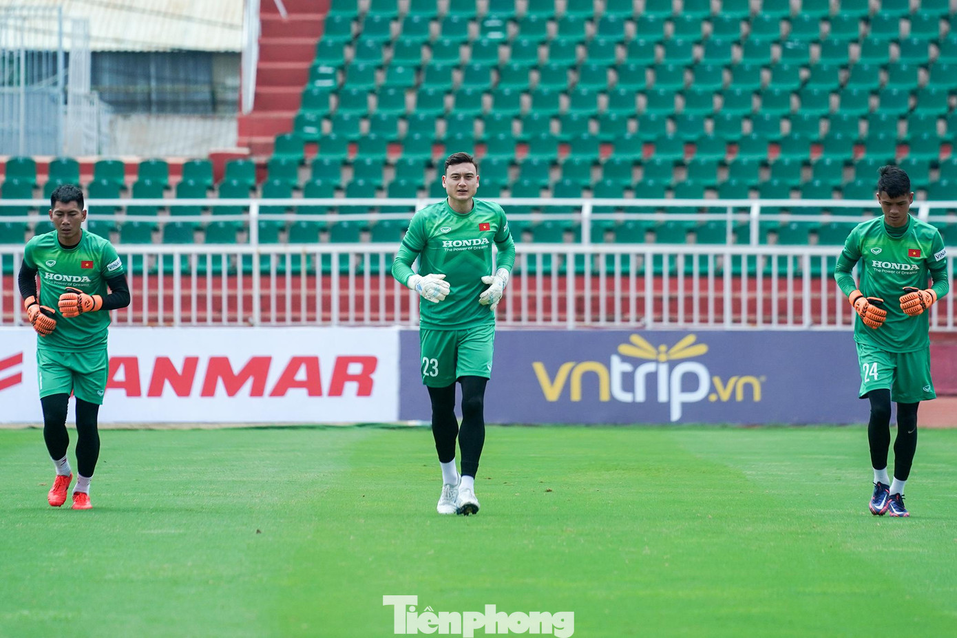 Ngoài Đặng Văn Lâm (giữa), thầy Park còn triệu tập thêm thủ môn Tuấn Mạnh (bên trái, SHB ĐN) và Vũ Tuyên Quang (Bình Định).